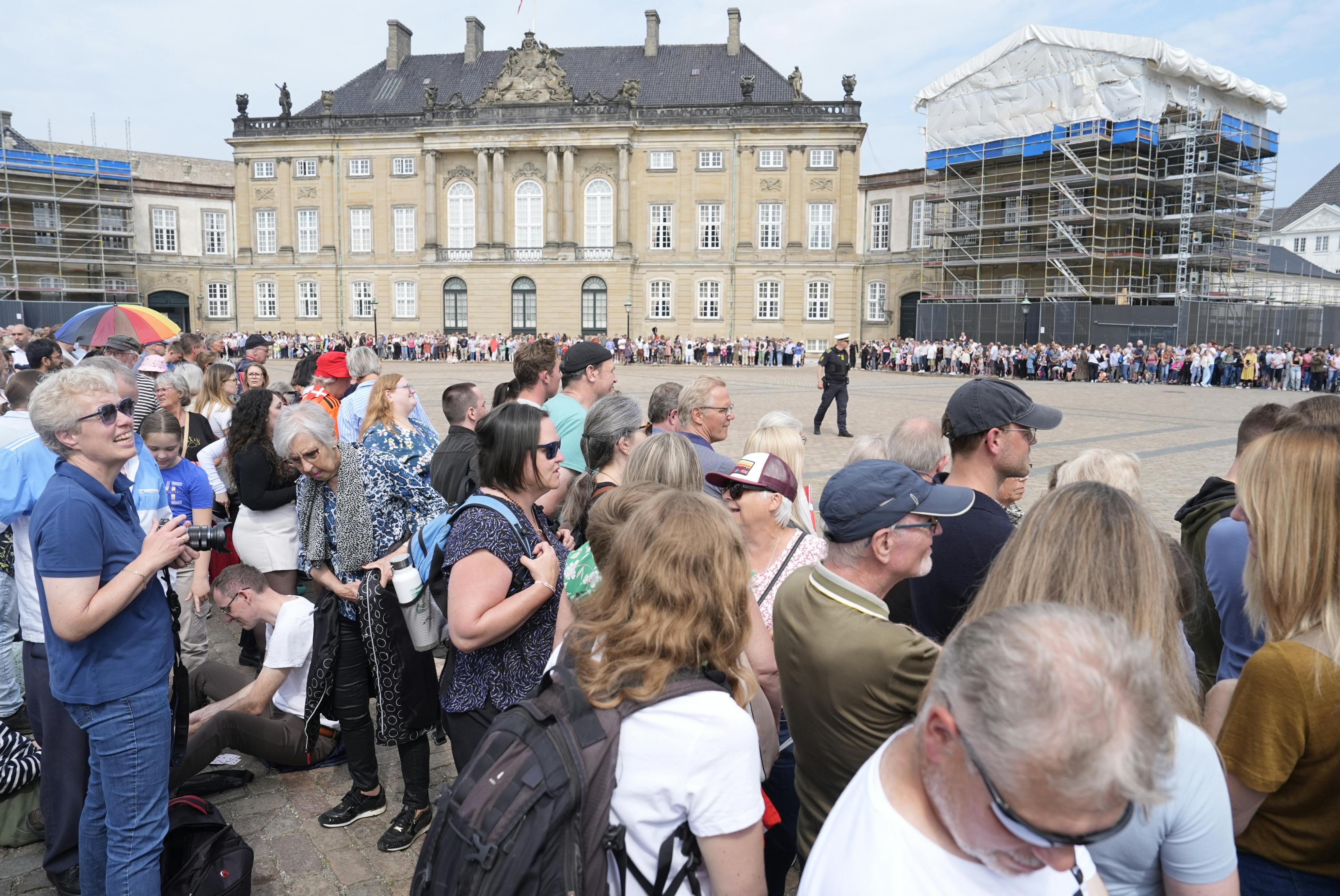 Amalienborg Slotsplads er tætpakket med mennesker, der gerne vil ønske kong Frederik tillykke med fødselsdagen. 