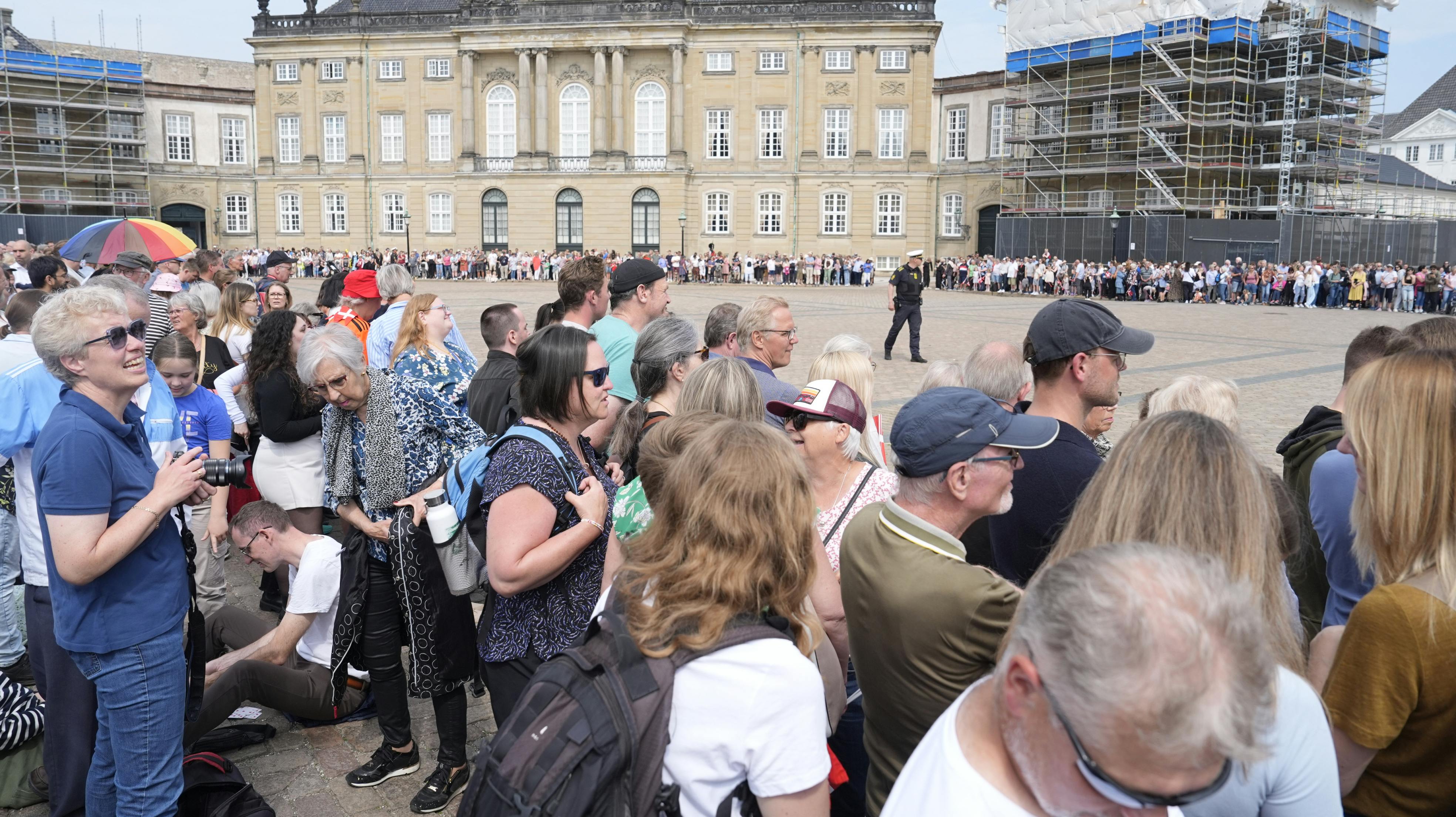 Amalienborg Slotsplads er tætpakket med mennesker, der gerne vil ønske kong Frederik tillykke med fødselsdagen.