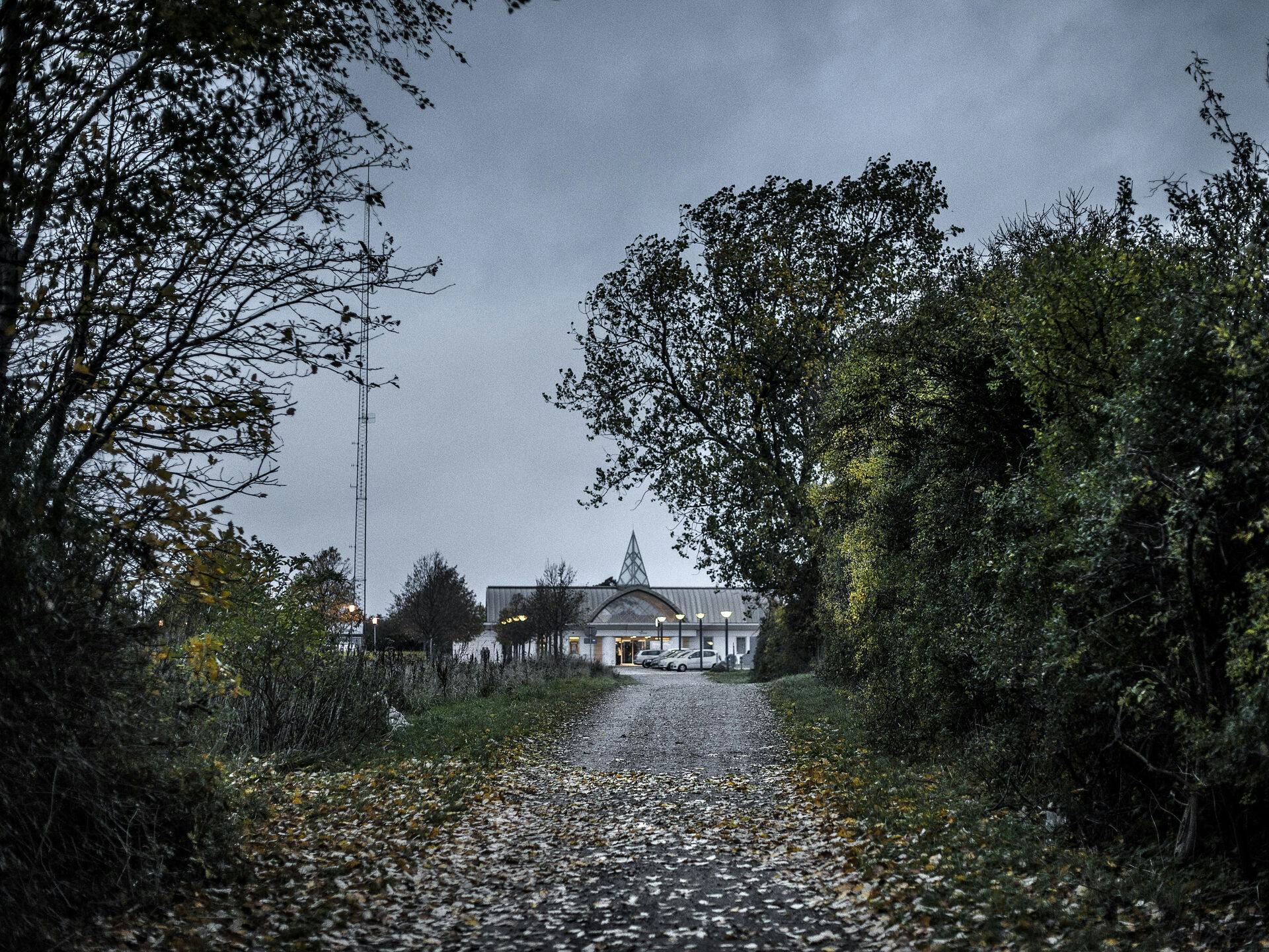Arkivfoto:Eftersøgte Emilie Meng fra Korsør fundet død Juleaftensdag blev der fundet en død person i en sø ved Regnemarks Bakke, Borup i Køge kommune. Den afdøde bar præg af at have ligget længe i søen.Skriver Midt og vestsjællands politi i en pressemeddelelse. Arkivfoto: Emilie Meng-sagen området omkring stien der går fra Korsør Station Storebælt og byen. den sti Emilie fortalte sine veninder hun ville gå. (Foto: NIELS AHLMANN OLESEN/Scanpix 2016)