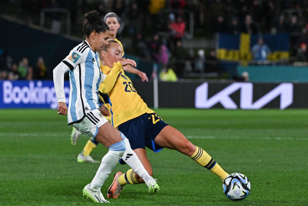 Argentinas Julieta Cruz ses her i nærkamp med svenske Hanna Bennison under sidste års VM-slutrunde.&nbsp;