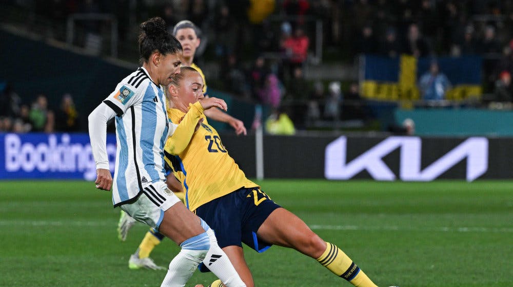 Argentinas Julieta Cruz ses her i nærkamp med svenske Hanna Bennison under sidste års VM-slutrunde. 