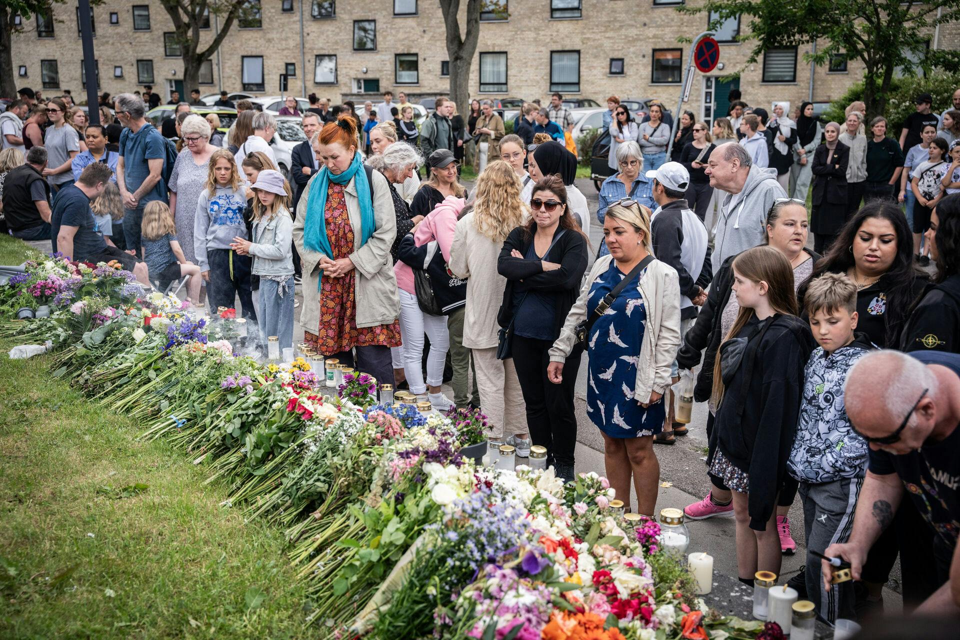 Mange kom for at vise deres støtte og kondolance til den 15-årige dreng.