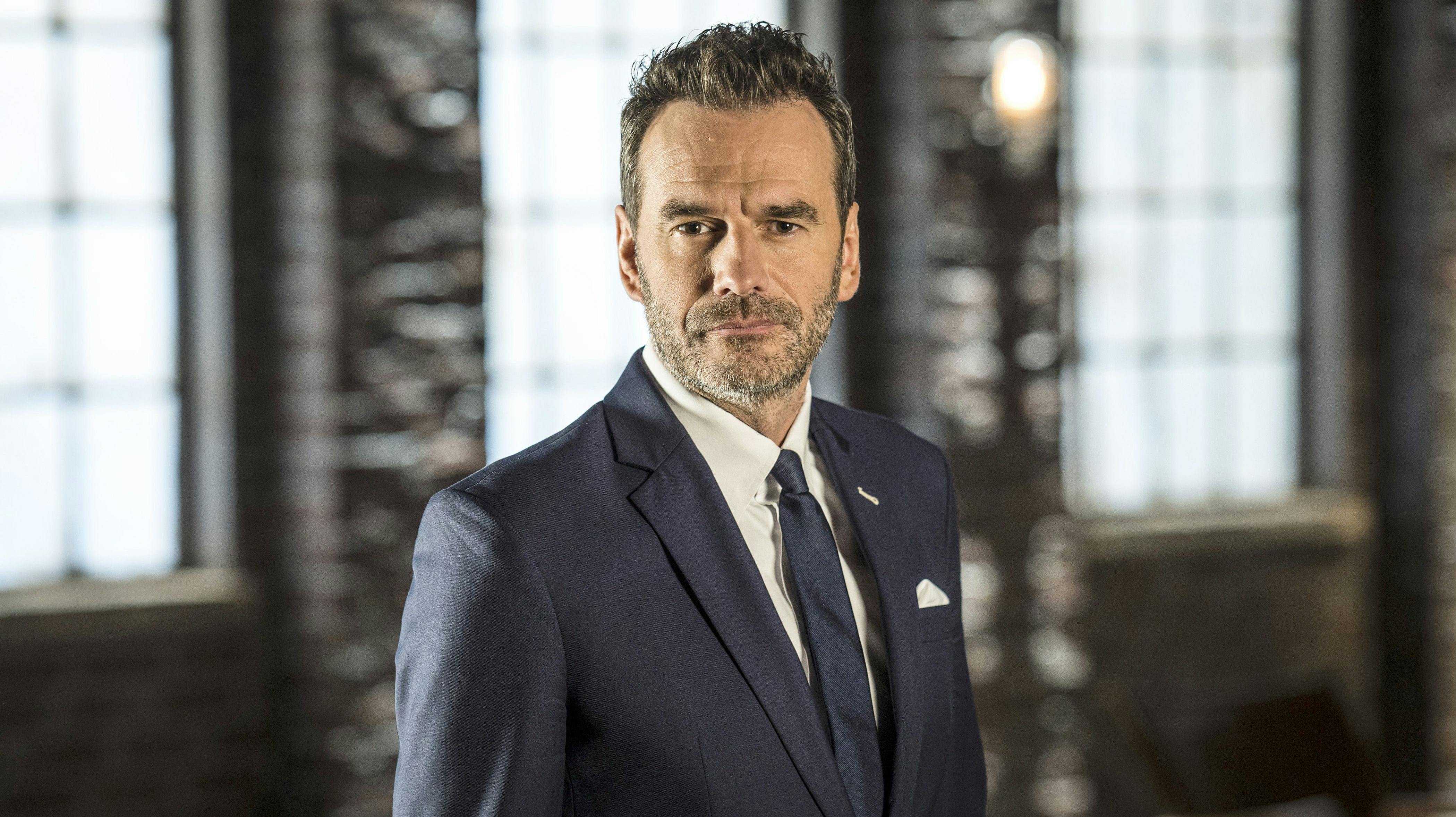 Jesper Buch har ikke meget tilovers for de svindlere, der udnytter hans ansigt og status.