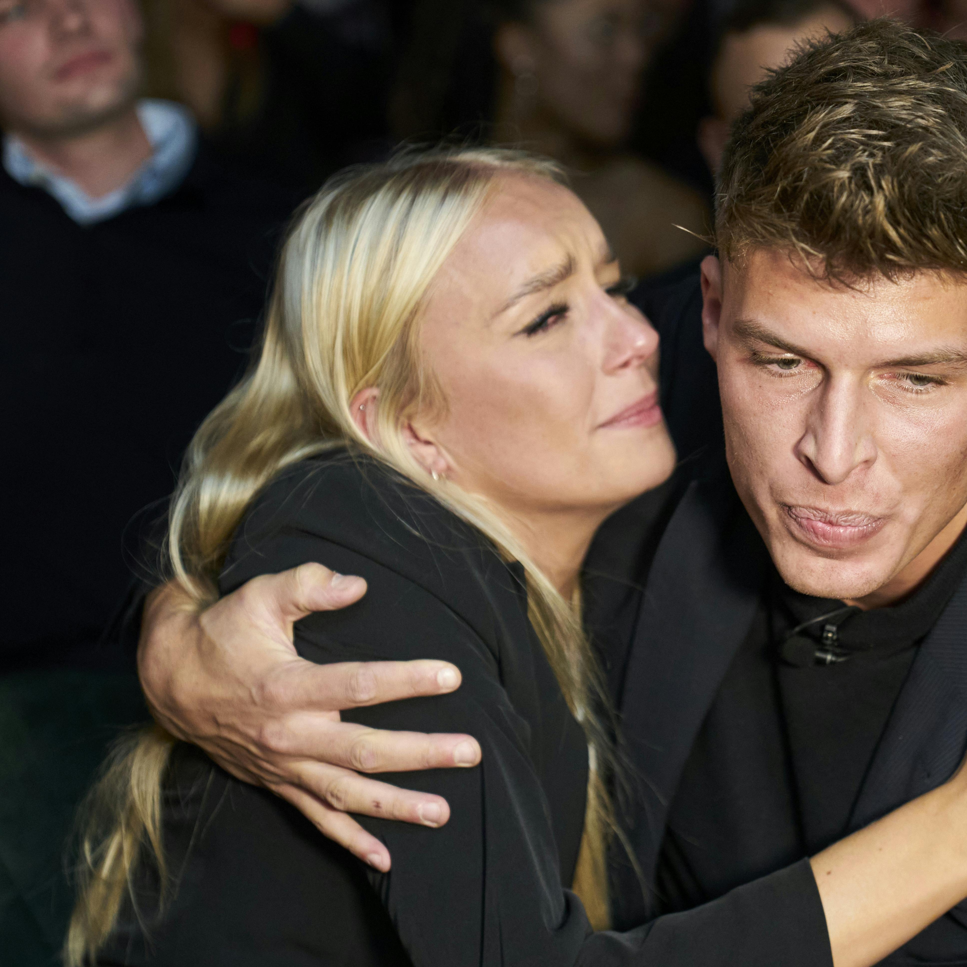 Paradise-deltagerne ser finalen sammen på Citizen bar i København.