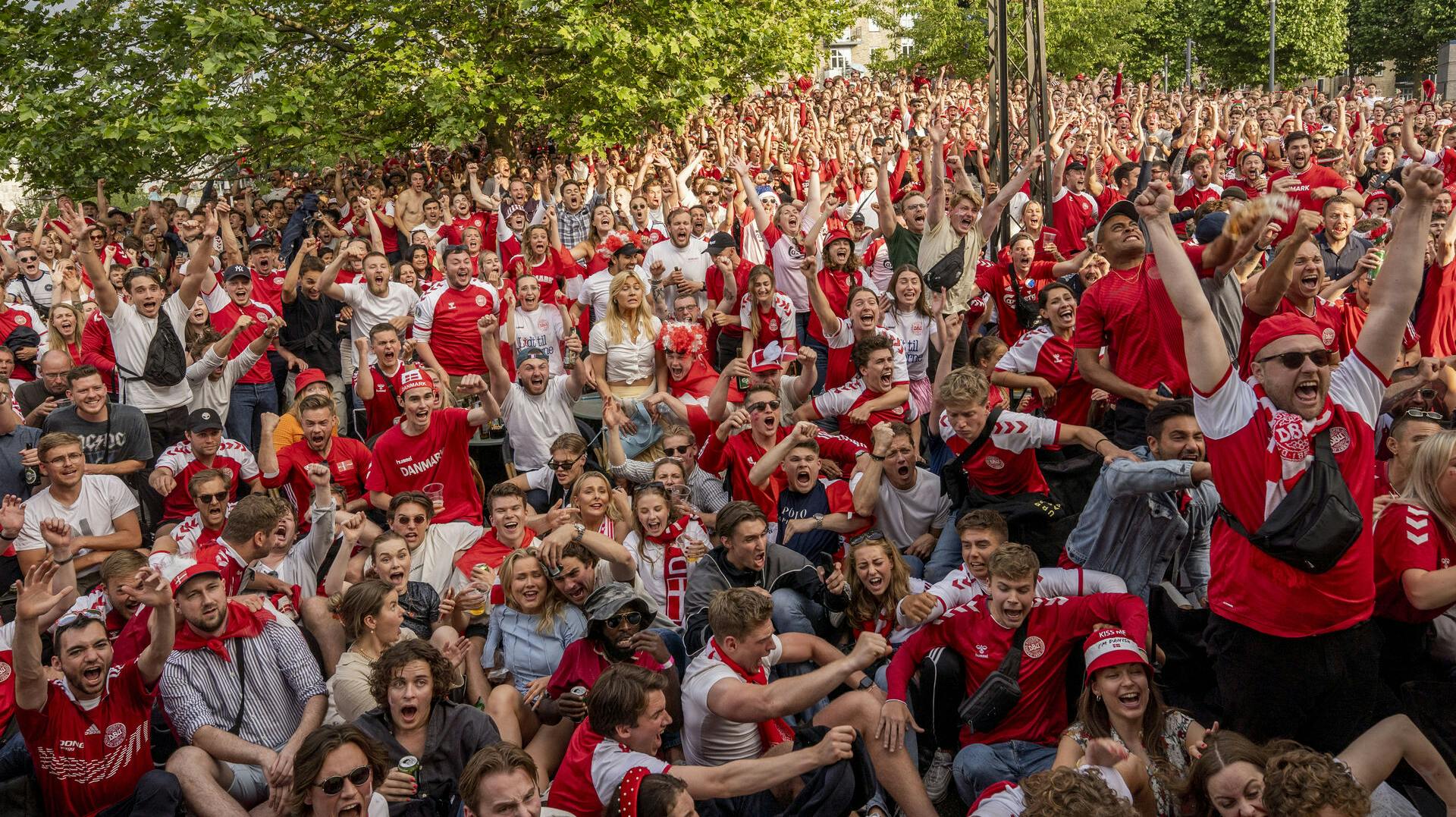 Der er ikke udsigt til, at 200 mennesker kan samles om en storskærm under EM i fodbold igen. 