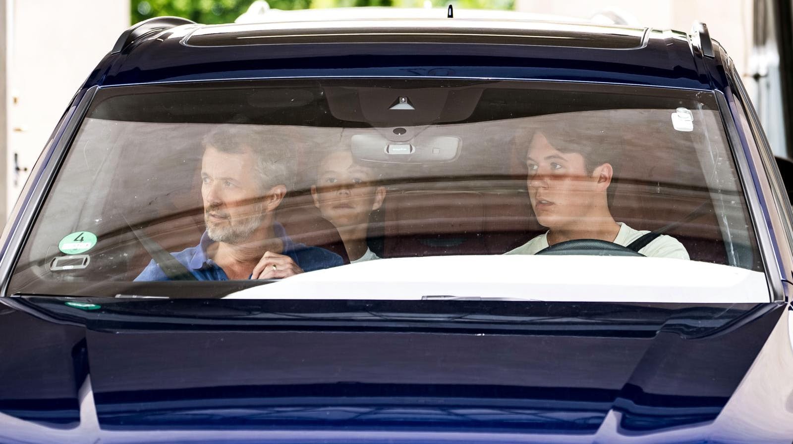 Det er ikke kun bag rattet, at kronprins Christian oplever nye ting - nu kommer han nemlig med i det fineste selskab trykt på papir.