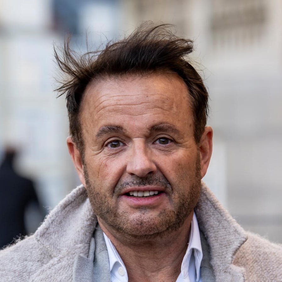 Dennis Knudsen har slået sig ned i Korsør, hvor han har en kæmpe salon. Her holder han også foredrag.