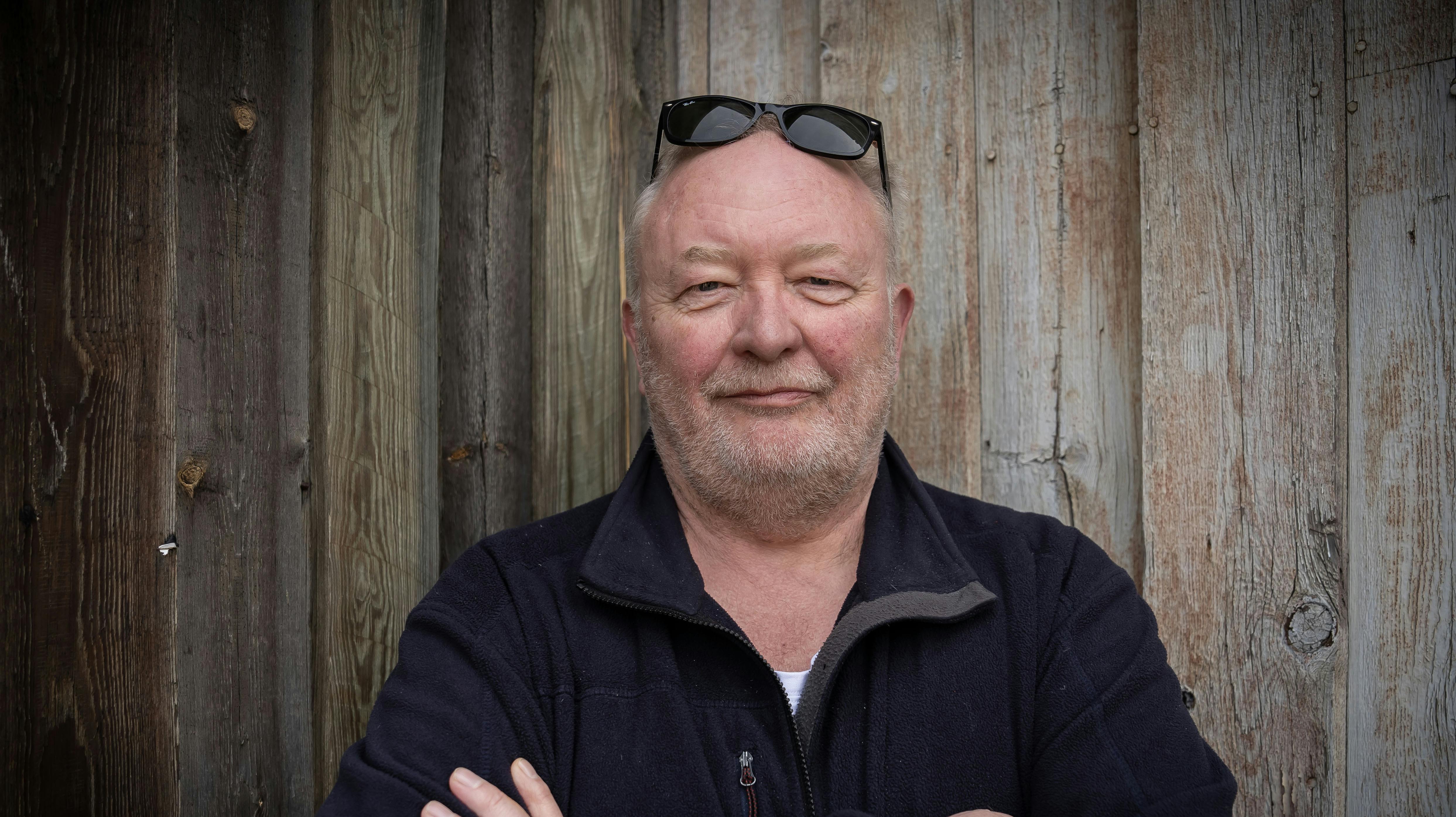 Bjarne Henriksen som vi kender ham: Med armene over kors.
