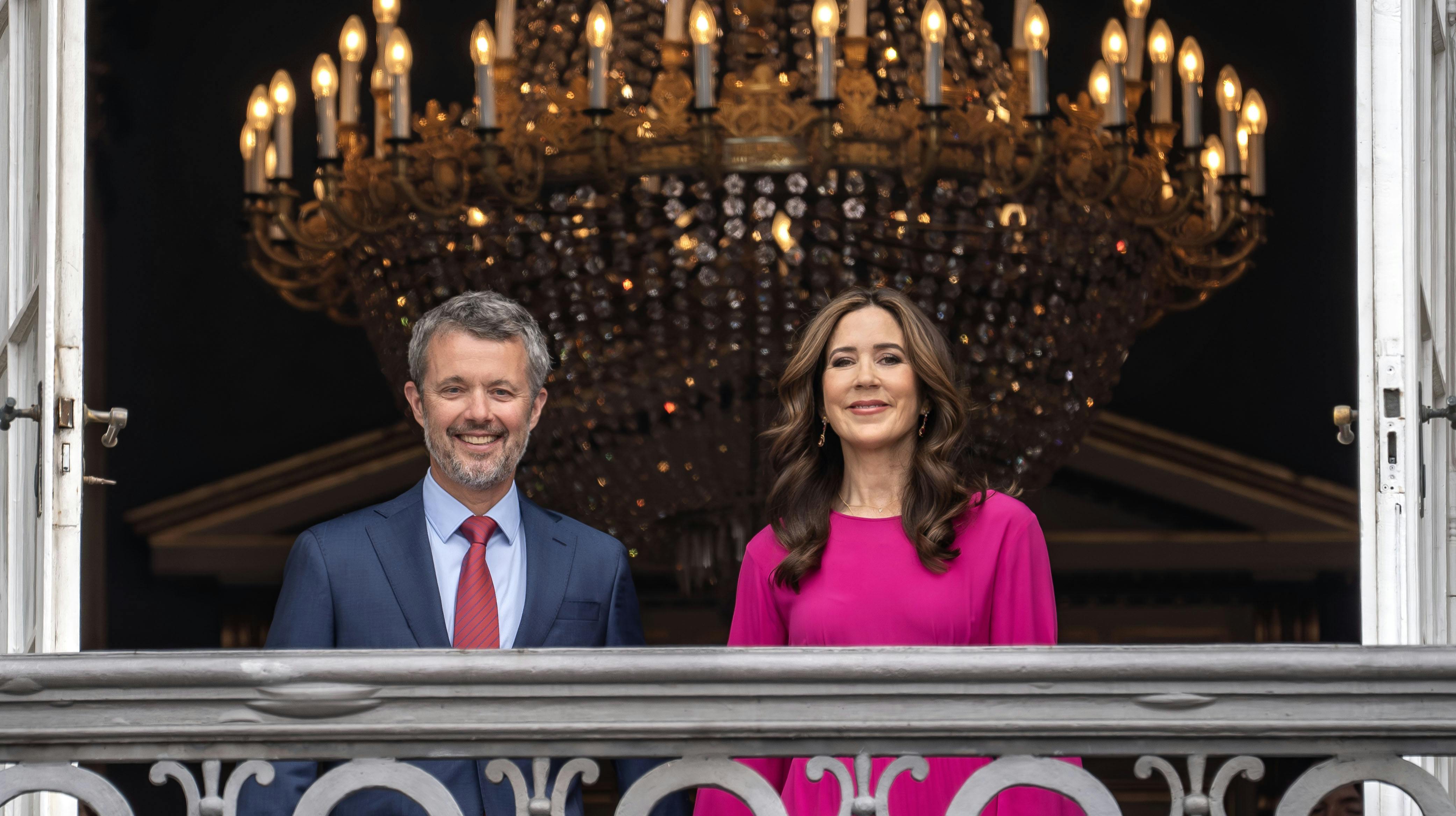 OPGAVE: Kong Frederiks fødselsdag.Kong Frederik hyldes på balkonen i anledning af hans 56 års fødselsdag - her sammen med dronning Mary.STED: AmalienborgJOURNALIST: Ulrik Ulriksen og Marianne SingerFOTOGRAF: © Hanne Juul/ Aller Foto & VideoDATO: 20240526
