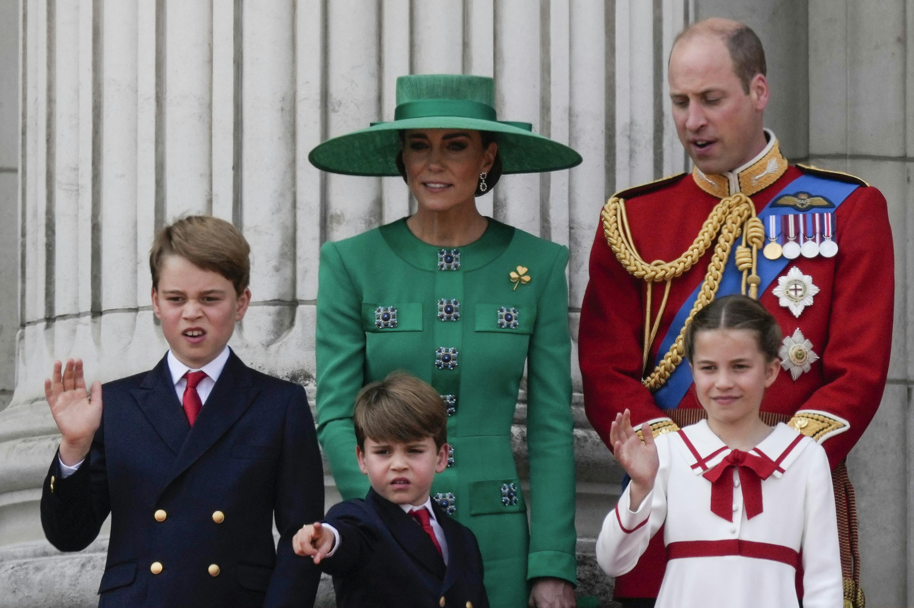 Her ses prinsen og prinsessen af Wales med deres tre børn til sidste års Trooping the Colour. 