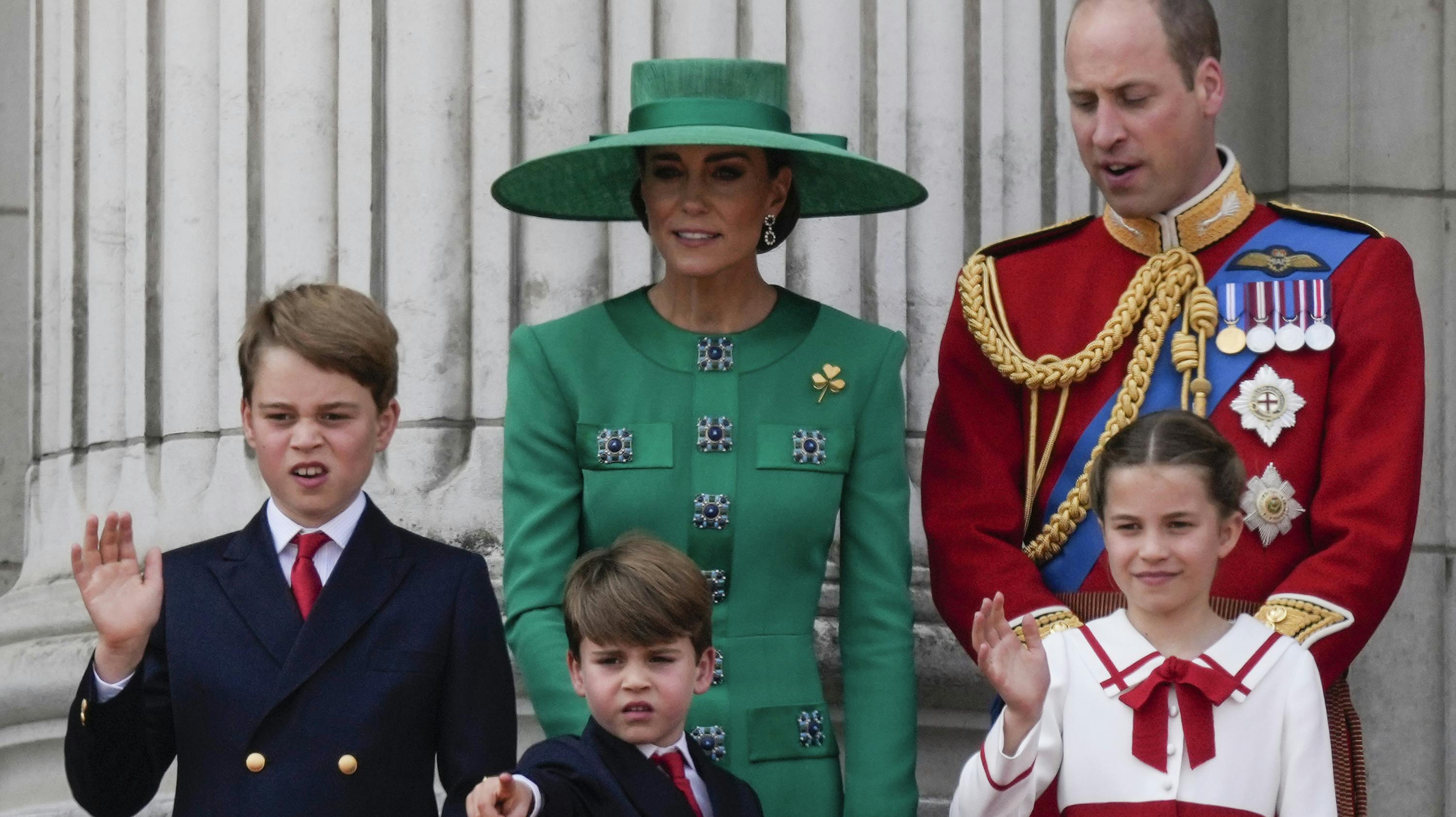 Her ses prinsen og prinsessen af Wales med deres tre børn til sidste års Trooping the Colour.