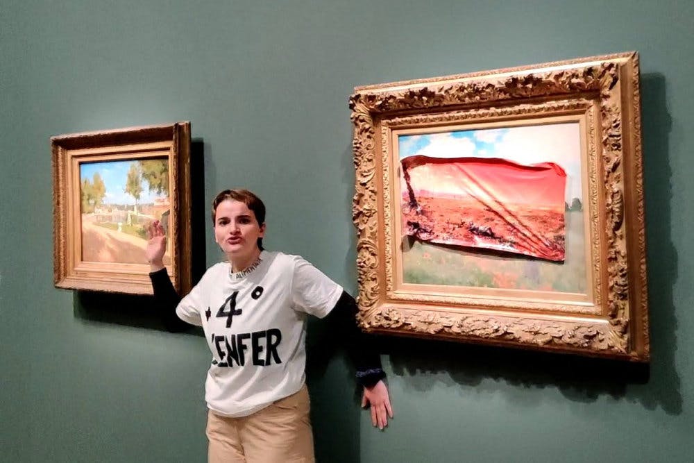 Et medlem af klimabevægelsen Riposte Alimentaire udførte aktionen lørdag på Musee d'Orsay i Paris. 