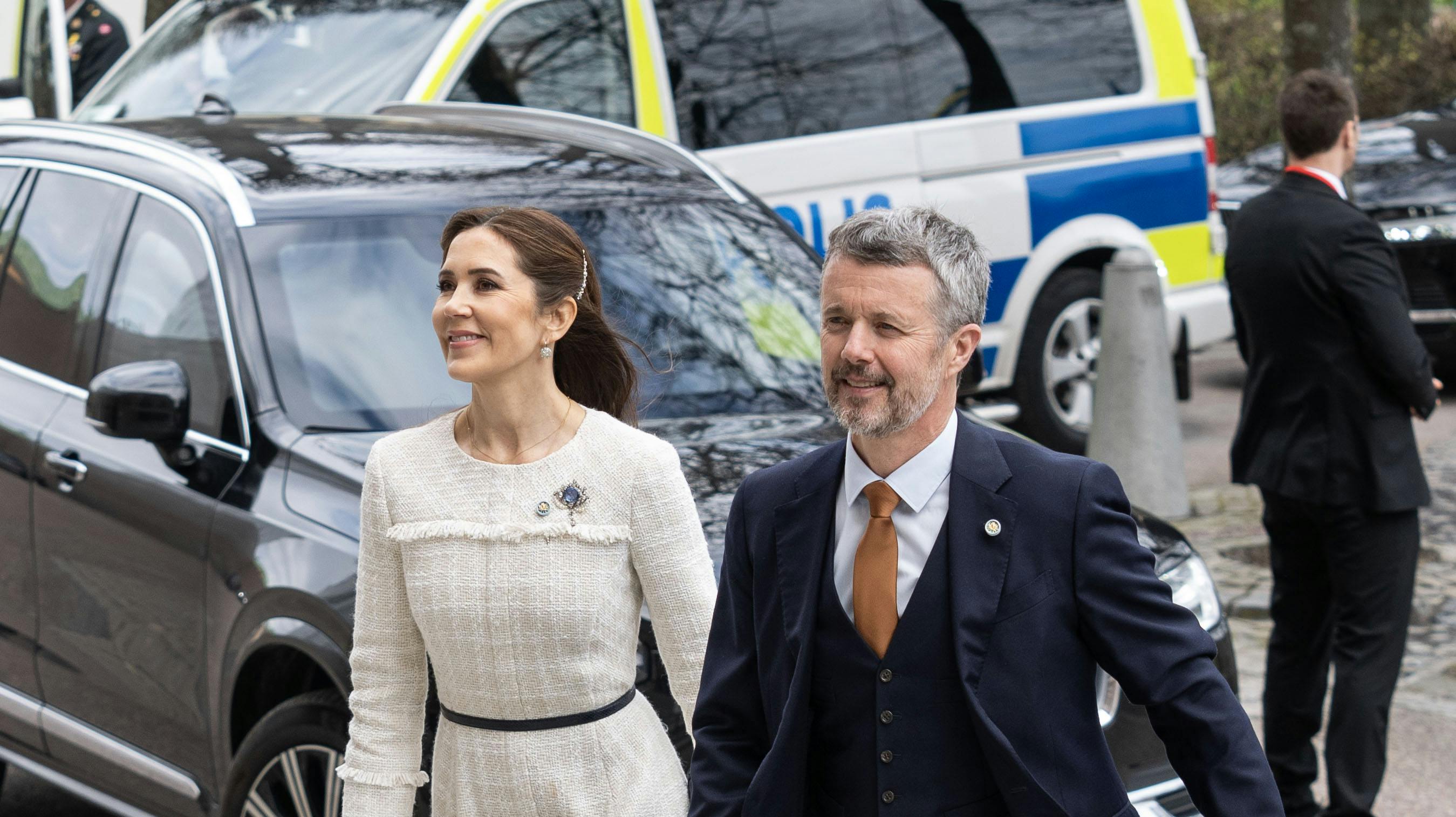 Regentparret tog ikke samme transport hjem heller. Mary valgte at flyve, og Frederik valgte at sejle. Hvorfor, ved offentligheden ikke.