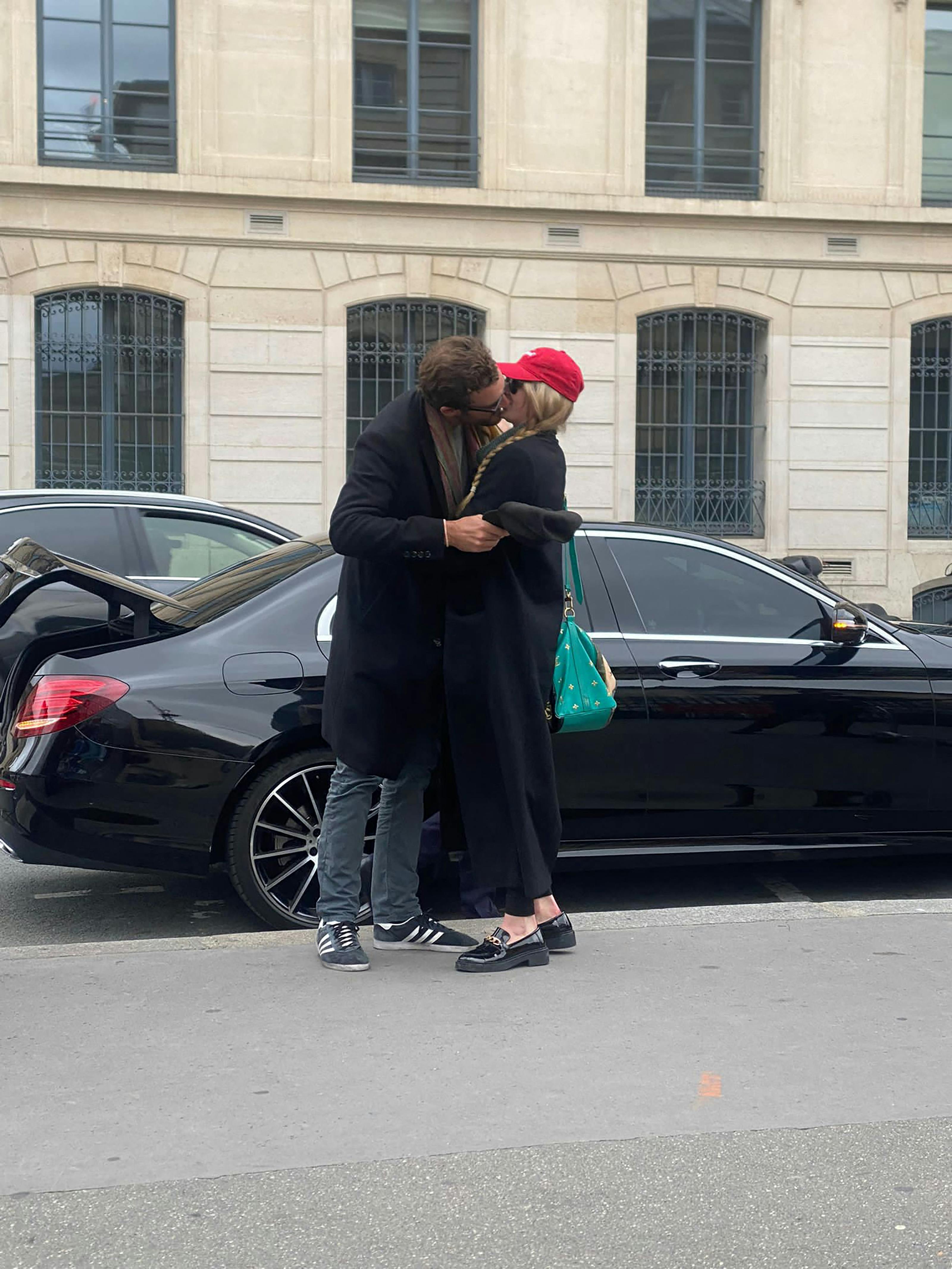 Det forelskede par blev i oktober spottet kysse på åben gade i Paris.