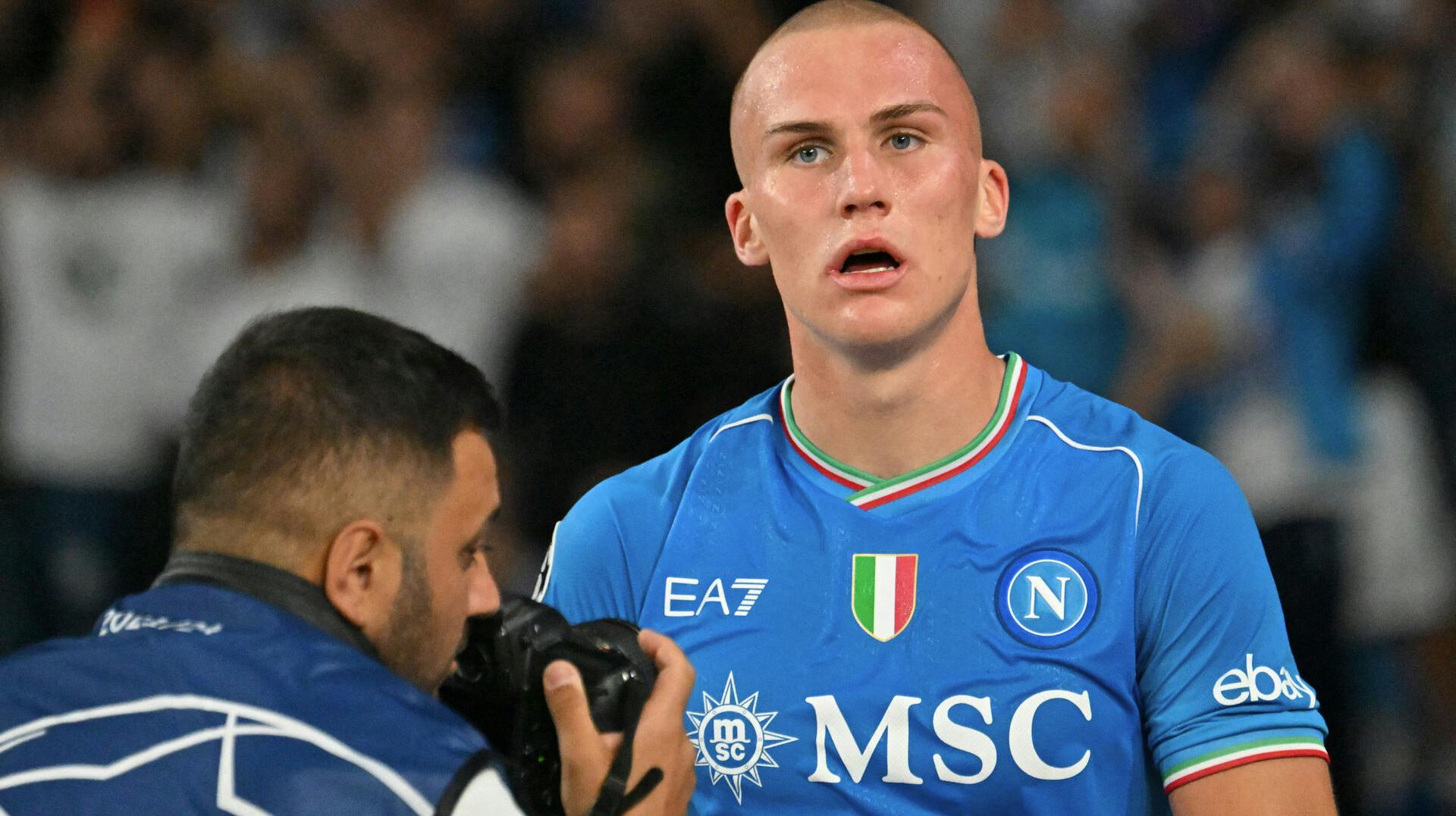 Leo Østigård spiller til daglig sammen med danske Jesper Lindstrøm i italienske Napoli. 