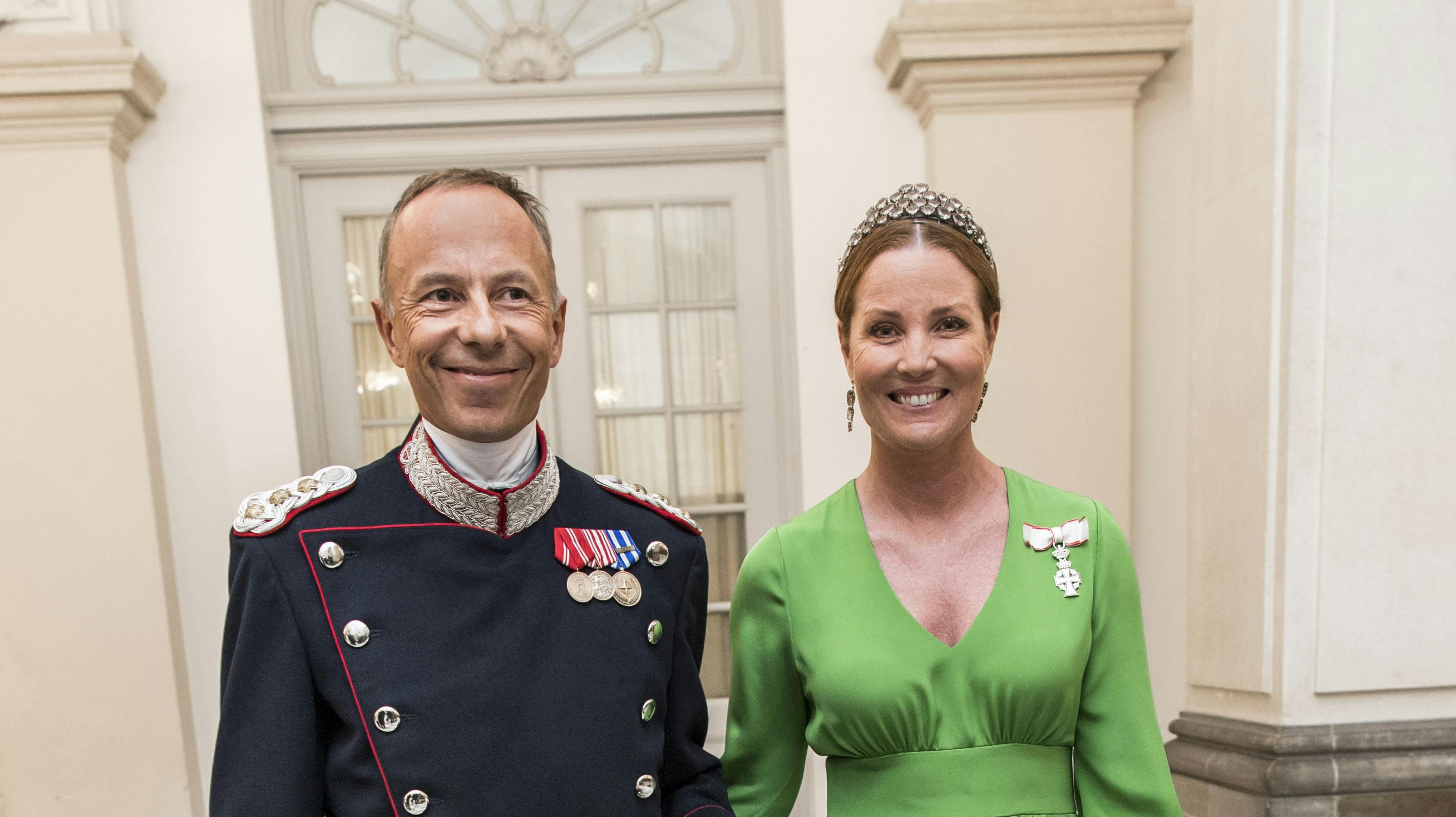 POOL 2 ANKOMST DRABANTSALENOPGAVE: Kronprins Frederik 50 års fødselsdag. GallataffelDATO : 20180526STED : AmalienborgJOURNALIST: Marianne SingerFOTOGRAF : Hanne Juul