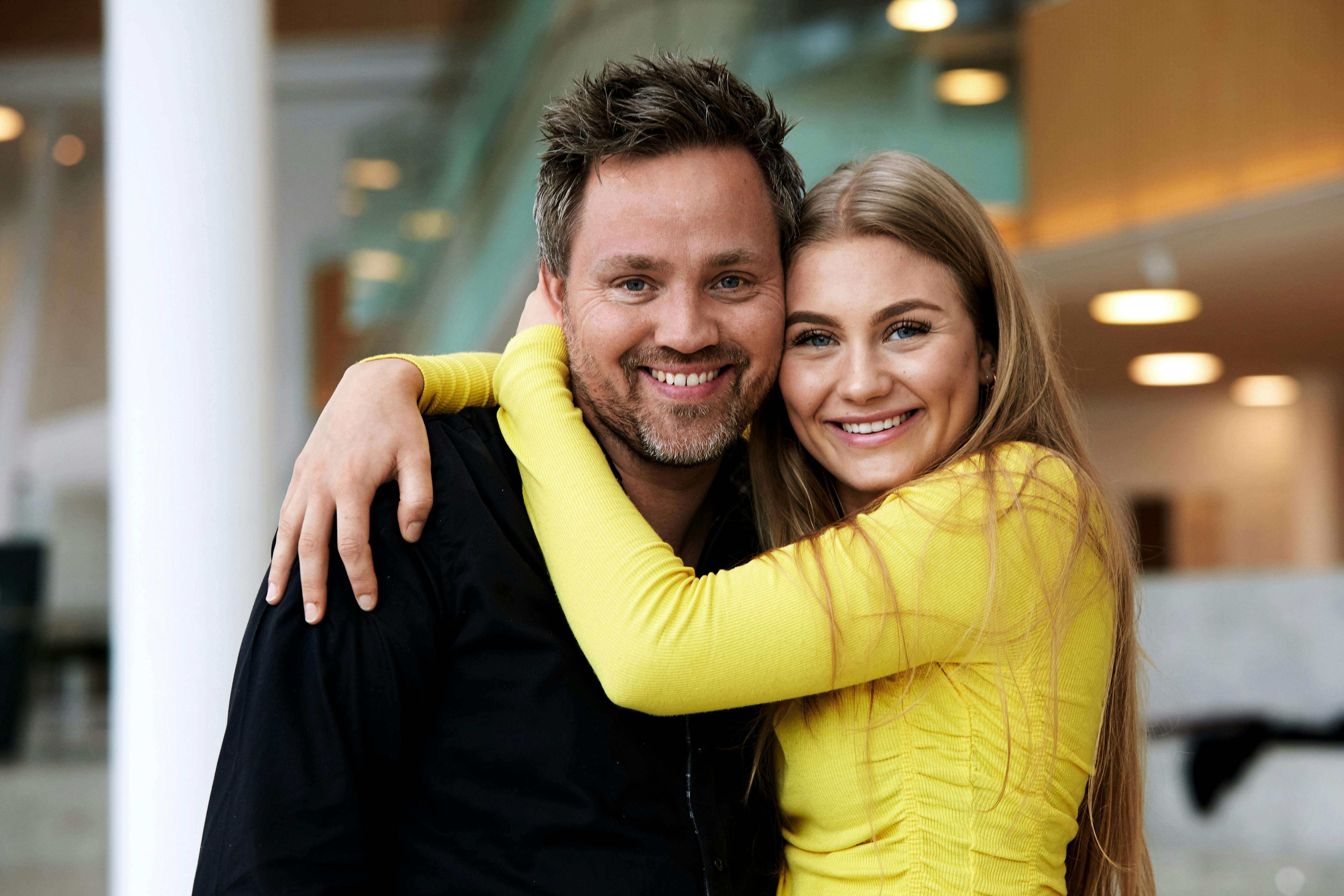 "Årgang 0" Mathilde Beuschaus forældre, Louise og Martin, er blevet skilt. Det fortæller Martin til SE og HØR.