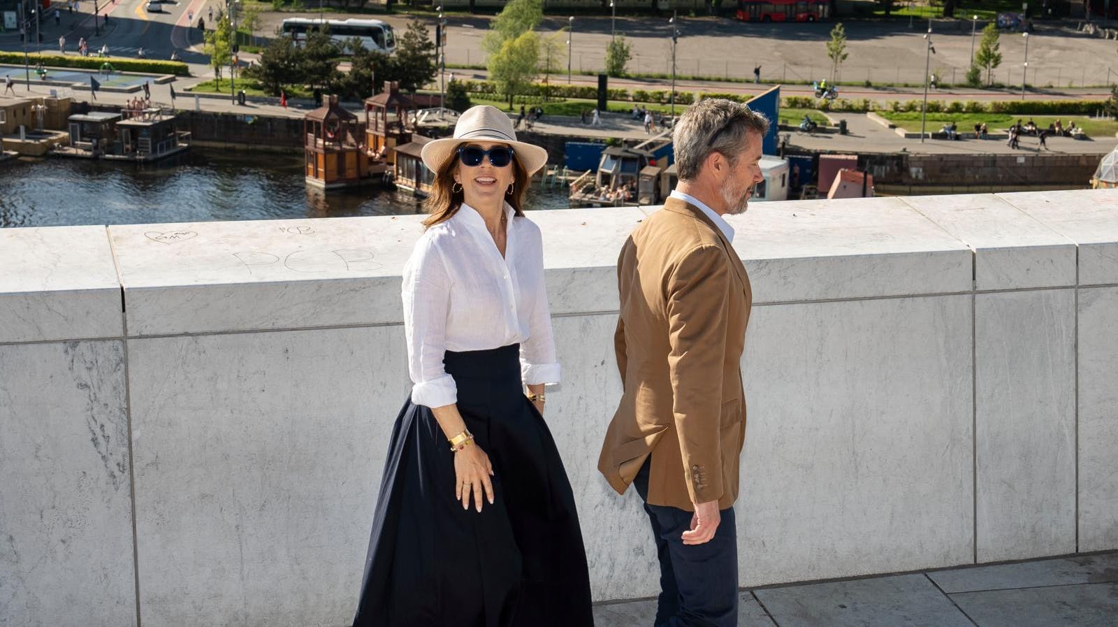 Her ses kongeparret under besøget forleden i Norge. Nu er deres besøg på Færøerne i næste uge i fare på grund af en lokal konflikt.