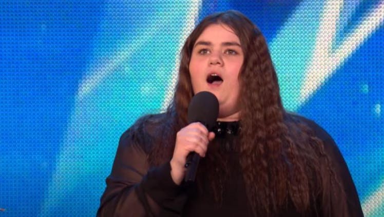 Den i dag 32-årige tidligere semifinalist ved "Britain's Got Talent", Emma Jones, er død. Familien fortæller, at Emma Jones døde efter at være blevet diagnosticeret med kræft.