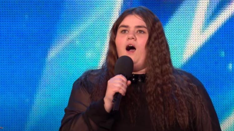 Den i dag 32-årige tidligere semifinalist ved "Britain's Got Talent", Emma Jones, er død. Familien fortæller, at Emma Jones døde efter at være blevet diagnosticeret med kræft.