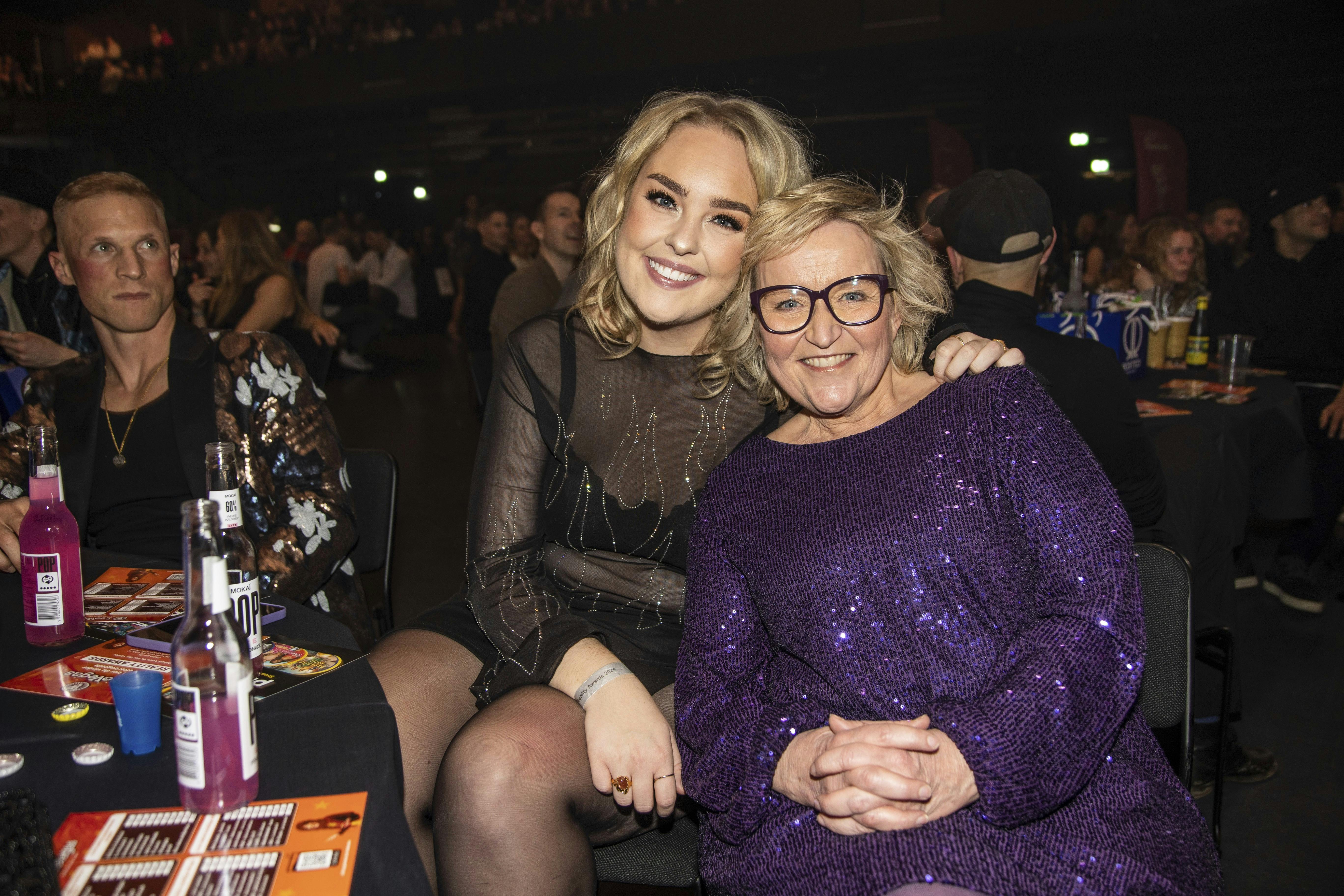 Siden Tine Gøtzsche blev gift i slutningen af 2023 med Mads, er "Forræder"-kollegaen Julia Sofia Aastrup også blevet forlovet med Mark Abildhauge. Hvis Mark og Julia Sofia pønser på et spontant bryllup, kan hun få gode råd fra Tine Gøtzsche. 