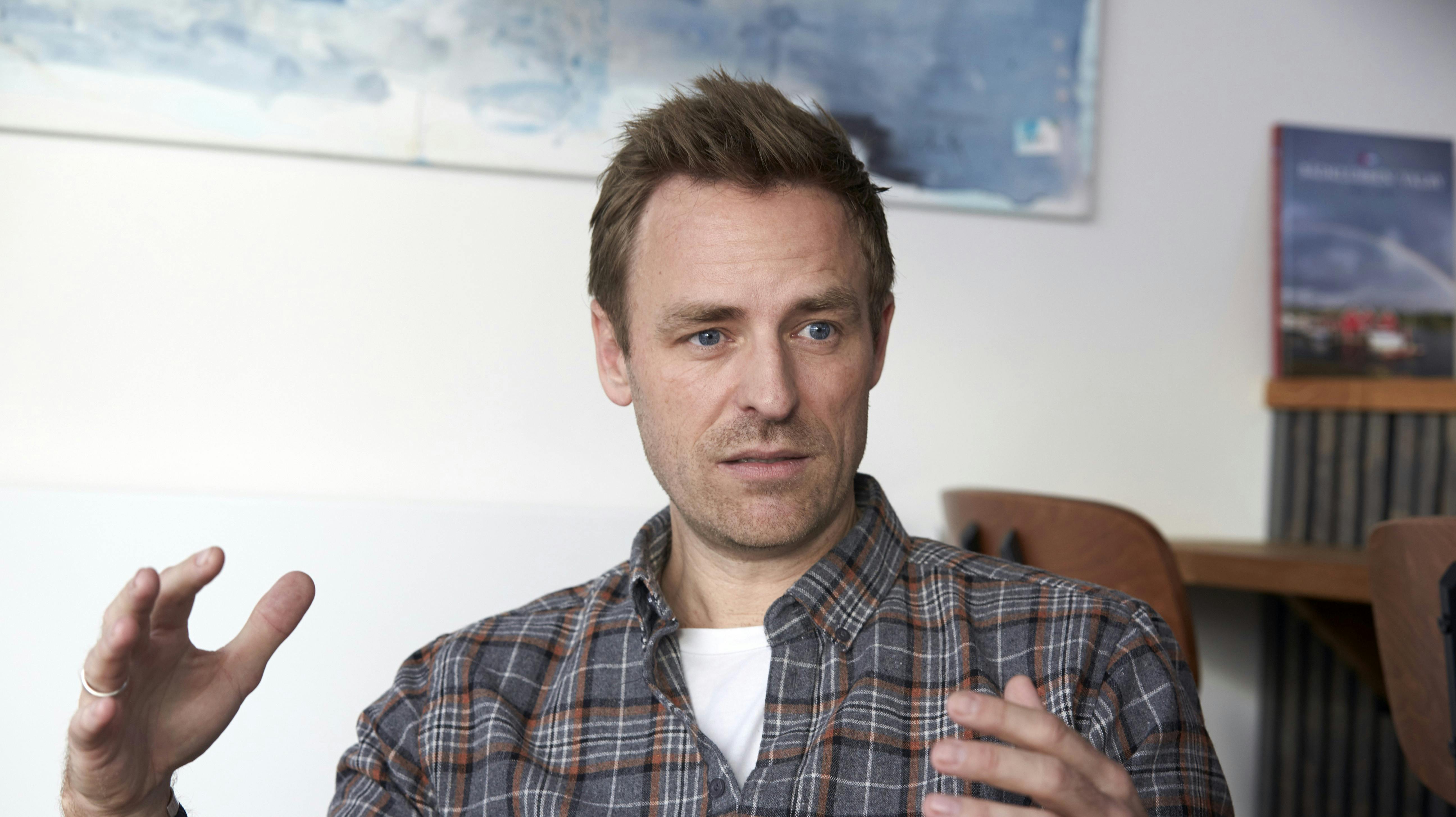 Kristian Bech er vært på TV 2-programmet "Som sunkt i jorden", hvor han hjælper Nette Adey med at finde sin forsvunde mand.