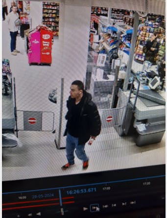 Manden efterlyses i forbindelse med et røveri i Odense.