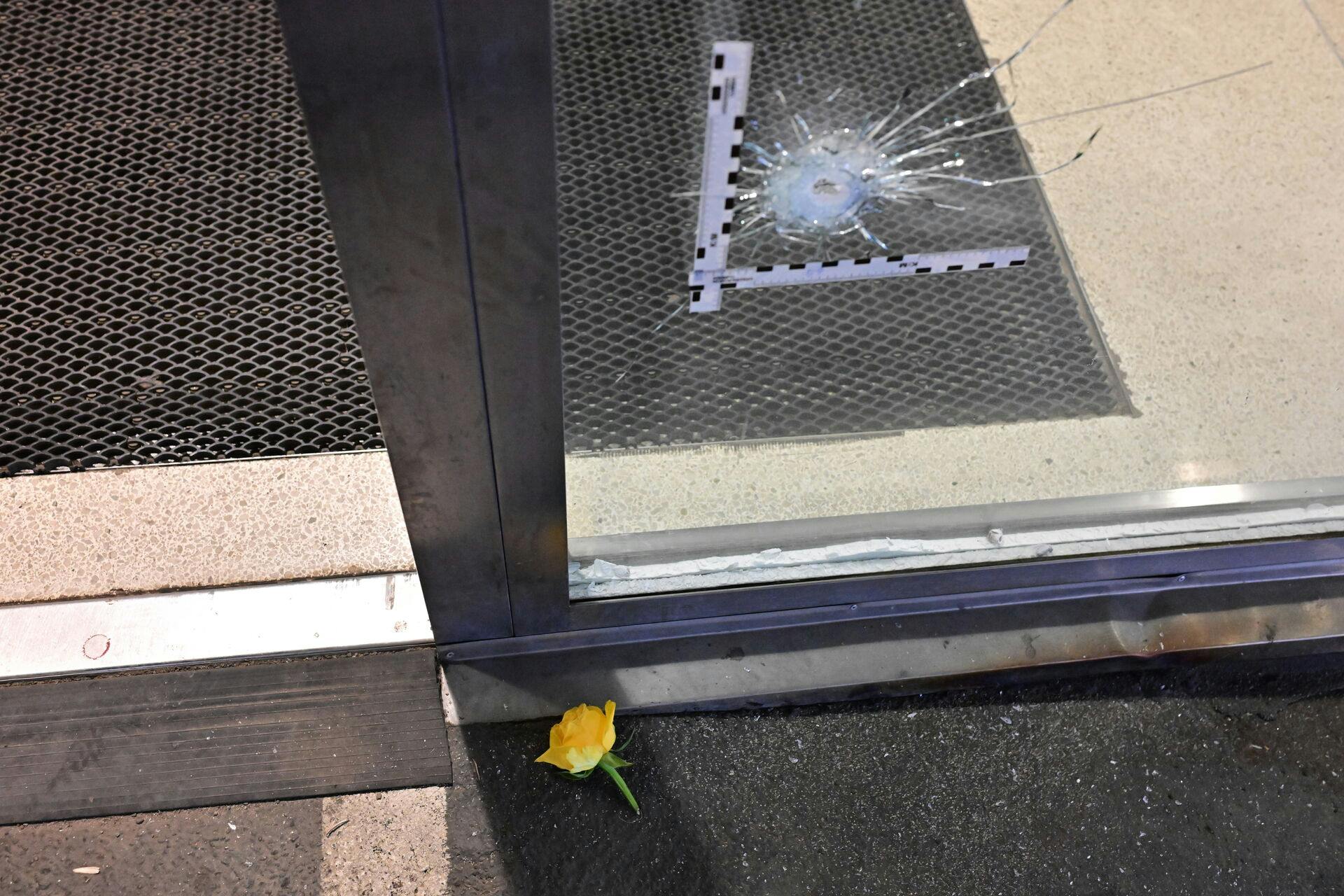 Et af flere skudhuller i døren ved p-kælderen, hvor der nu også er lagt en blomst, efter rapperens død blev kendt.