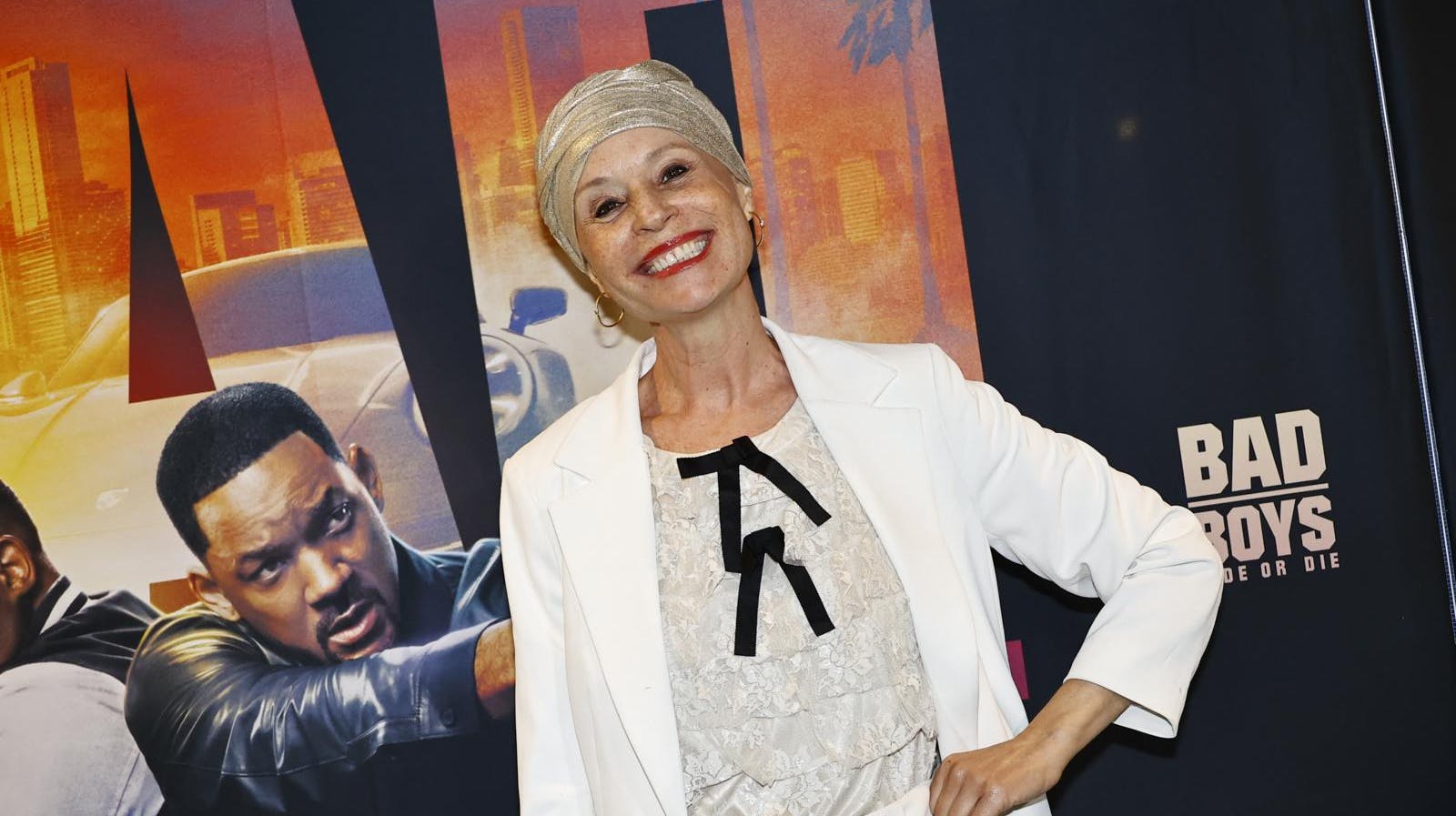 Der er ikke noget at sige til, at Elisa Lykke smiler efter den gode besked.