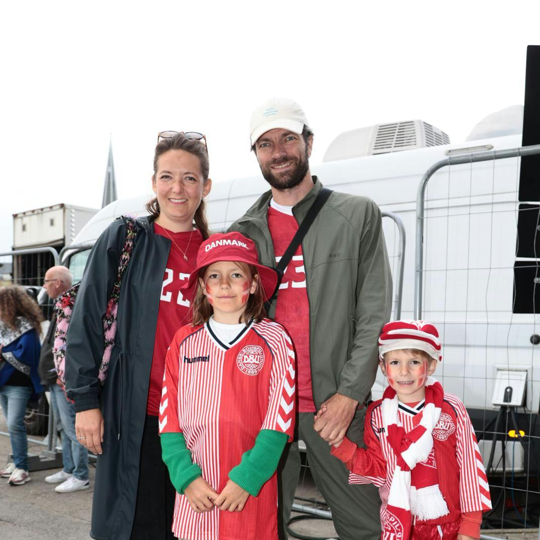 Thomas og Emilie Skov har børnene Ellen og Otto med i Parken. Og hele familien i behørig påklædning, naturligvis.
