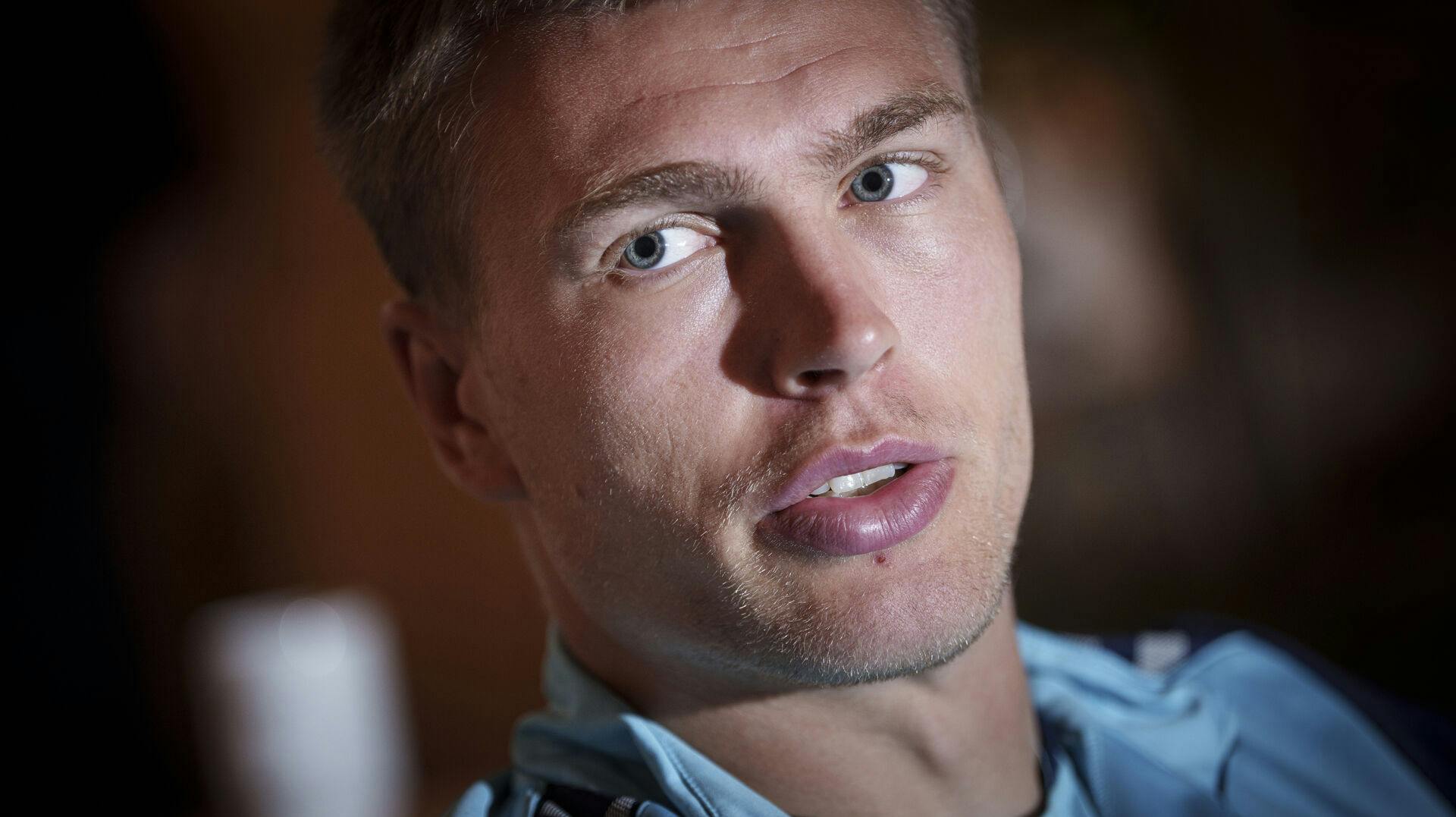 Rasmus Nissen Kristensen i mixed zone på Hotel Marienlyst med landsholdet. 