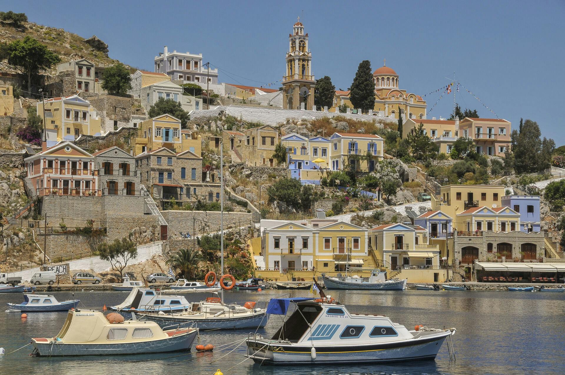 Det er på billedskønne Symi, at tv-lægen er forsvundet.