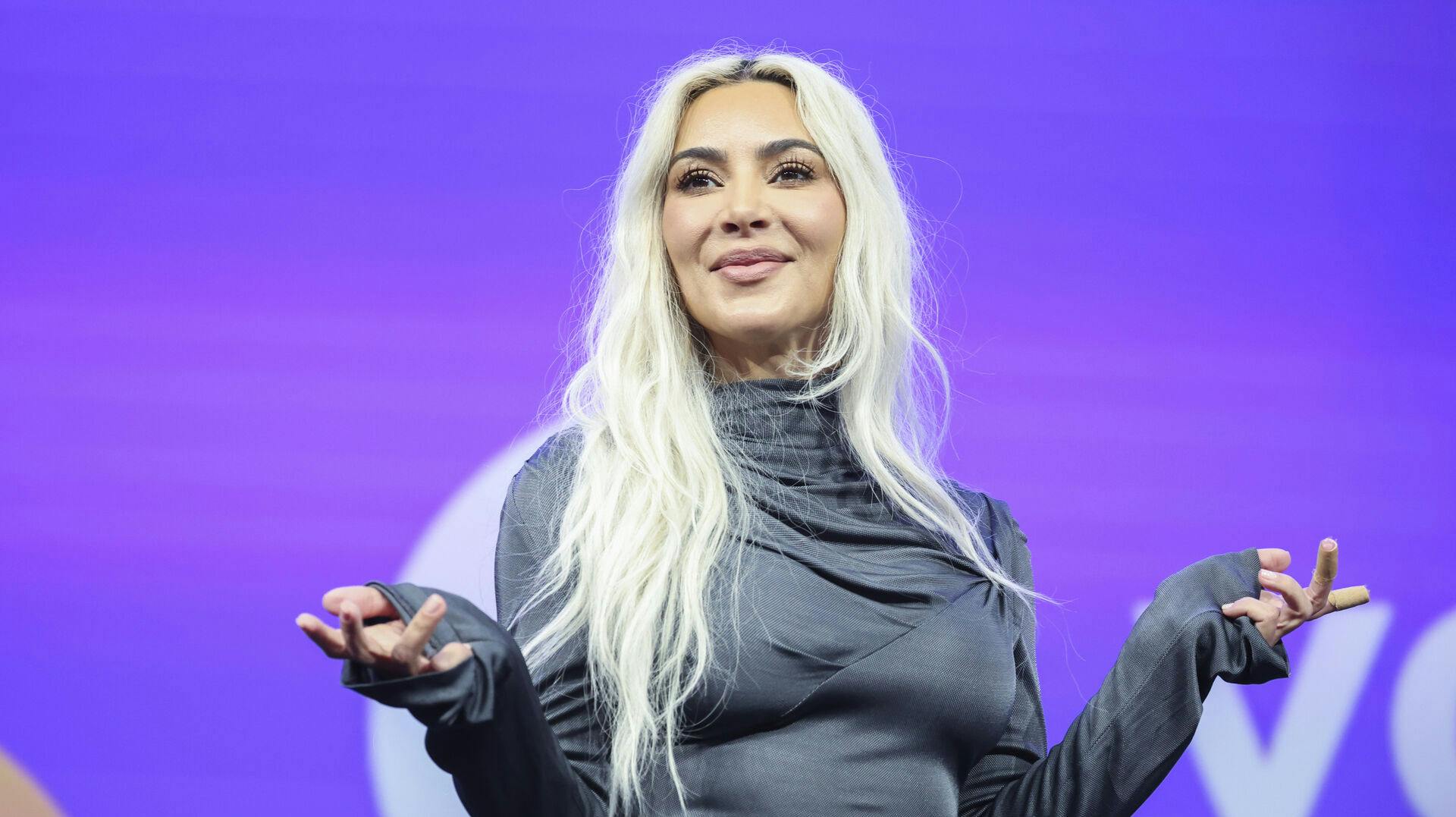 Kim Kardashian må gemme sig fra børnene for at få lidt fred og ro.