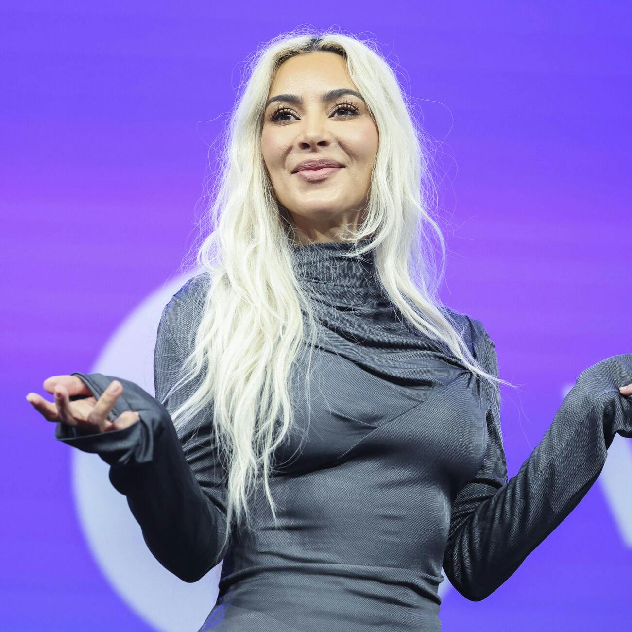 Kim Kardashian må gemme sig fra børnene for at få lidt fred og ro.