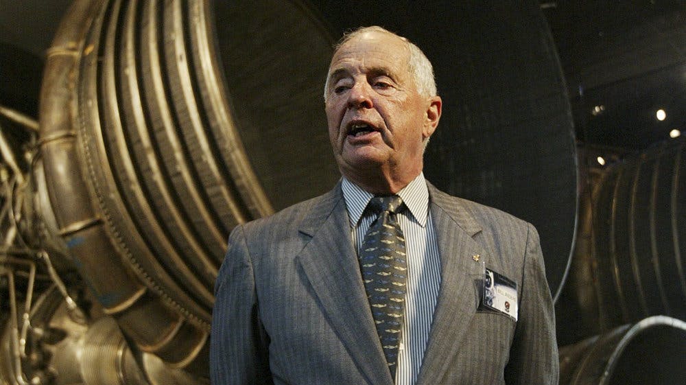 Den tidligere amerikanske astronaut William Anders er fredag blevet dræbt i et flystyrt. 