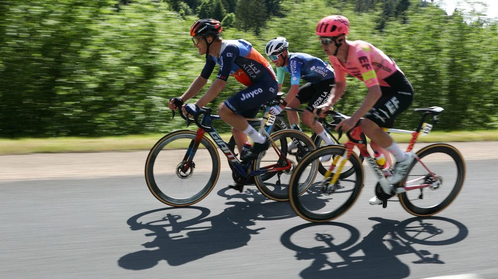 Christopher Juul Jensen (tv.) var i udbrud for få dage siden på tredje etape af årets Critérium du Dauphiné, men har nu måttet trække sig fra løbet med sygdom. 