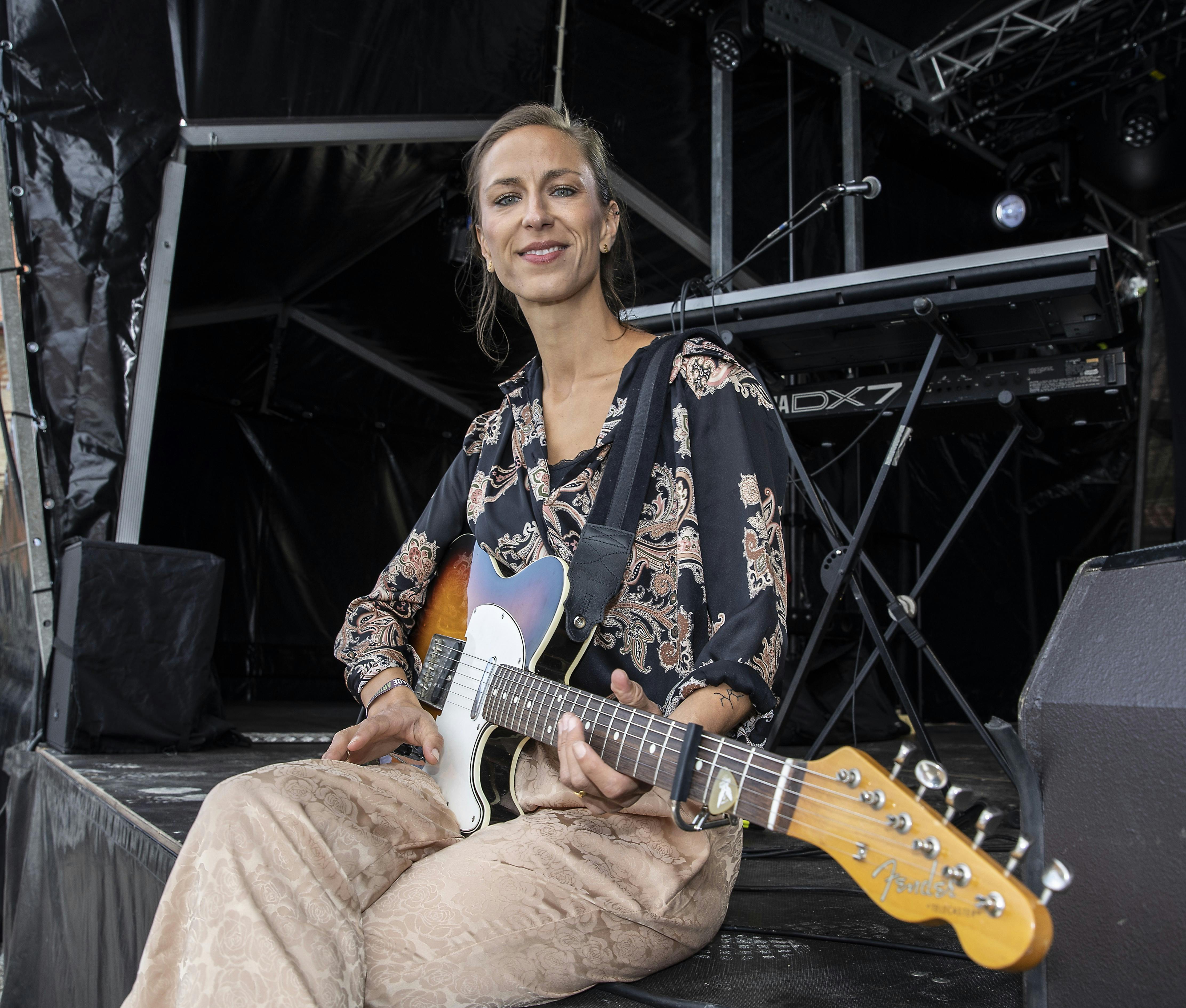 Mathilde Falch oplevede flere vulgære ting, da hun filmede "Toppen af Poppen". Det var ét bestemt medlem af bandet The Antonelli Orchestra, der var grænseoverskridende.