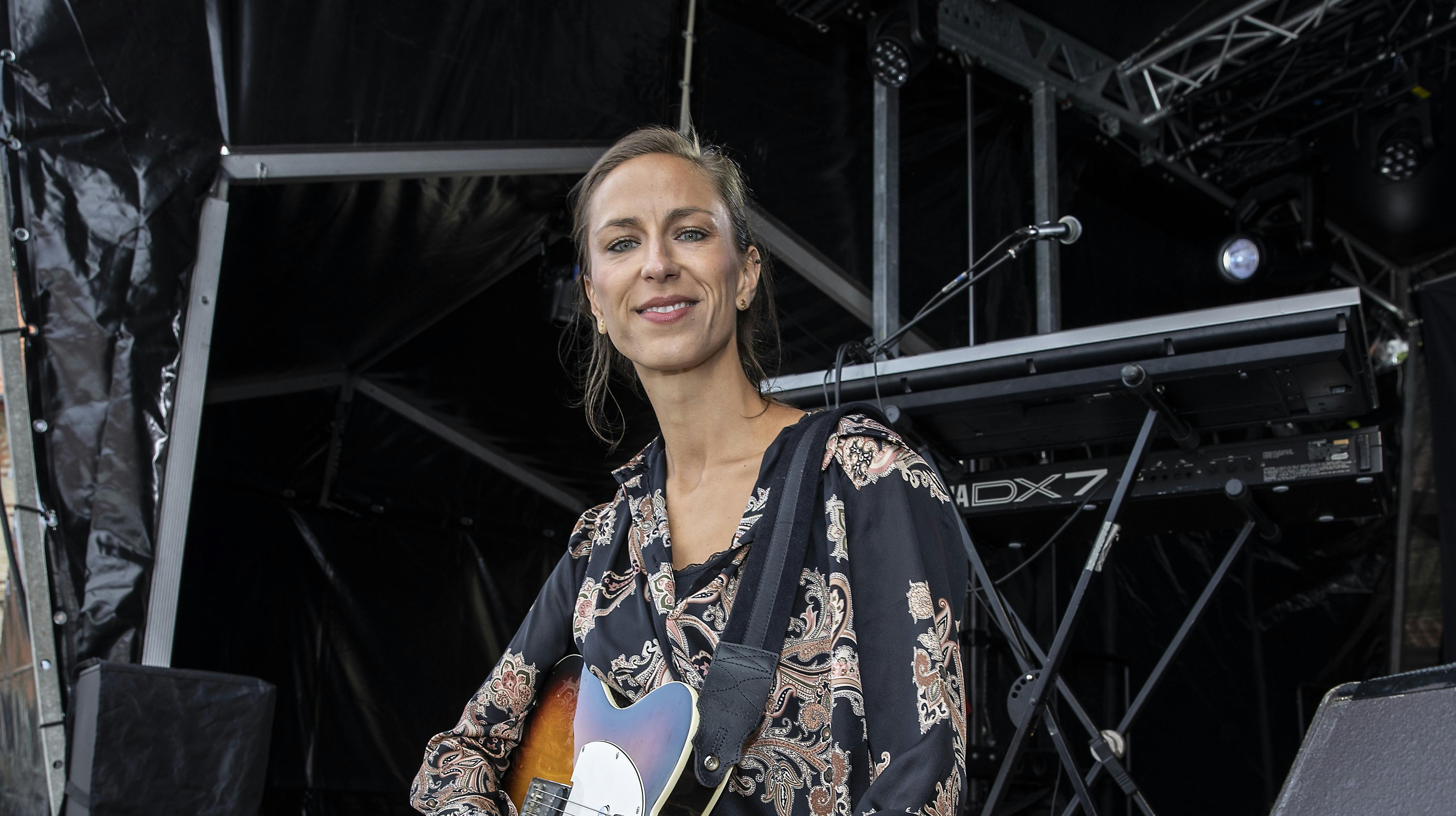 Mathilde Falch oplevede flere vulgære ting, da hun filmede "Toppen af Poppen". Det var ét bestemt medlem af bandet The Antonelli Orchestra, der var grænseoverskridende.