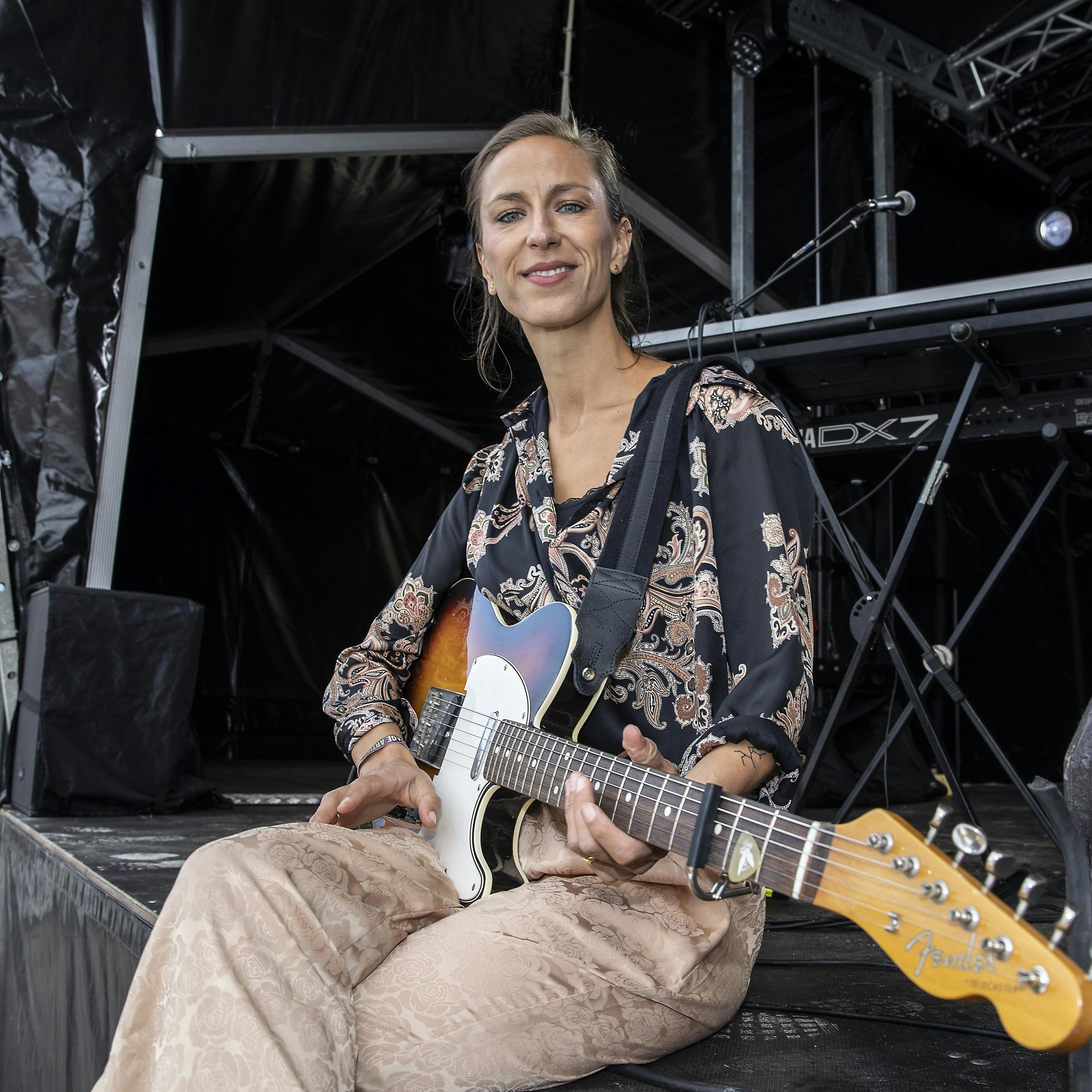 Mathilde Falch oplevede flere vulgære ting, da hun filmede "Toppen af Poppen". Det var ét bestemt medlem af bandet The Antonelli Orchestra, der var grænseoverskridende.