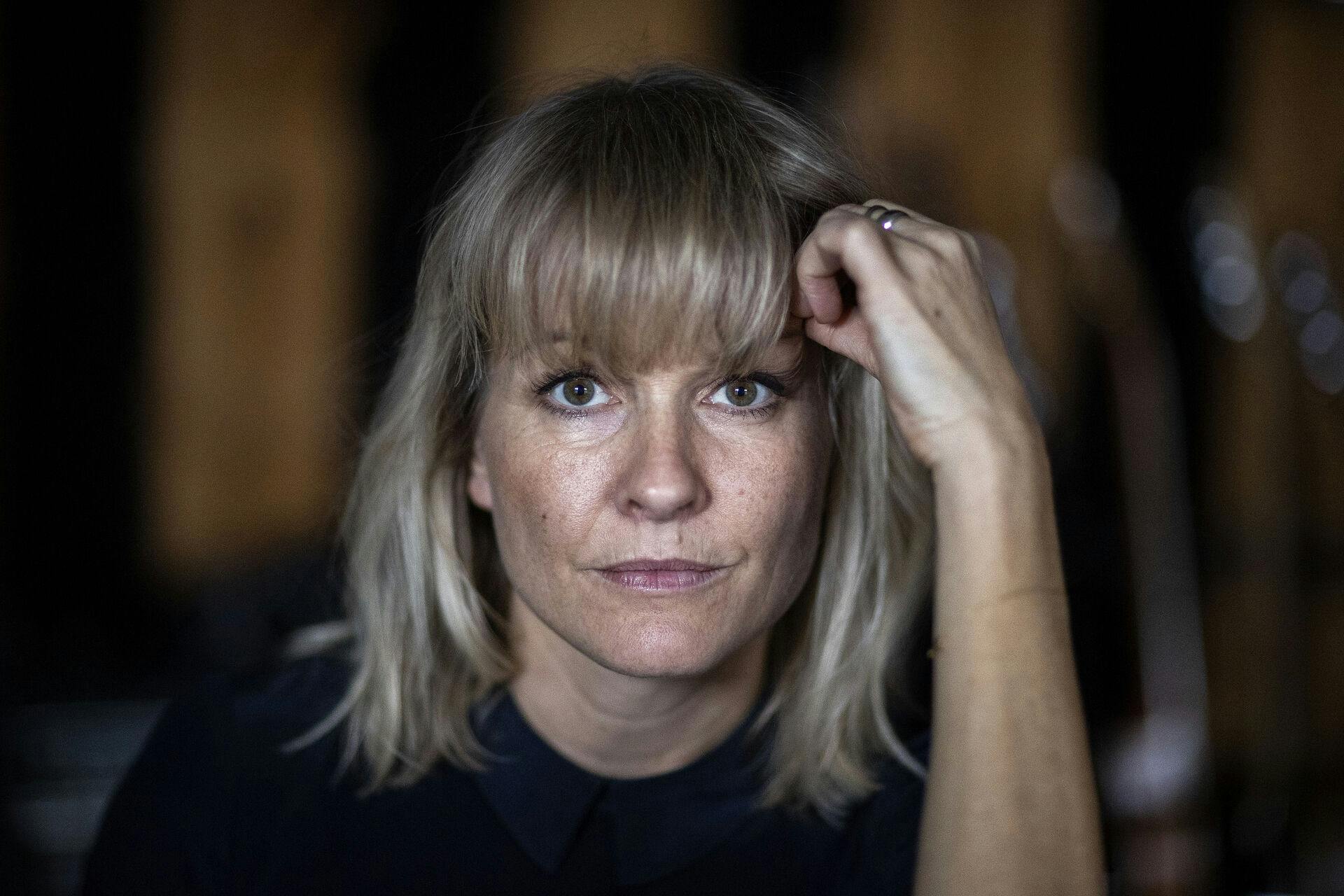Signe Svendsen fortryder, hvordan hun reagerede dengang, Martin Brygmann pludselig vækkede hende og tog hende på brysterne. Hun er i dag 49 år gammel.