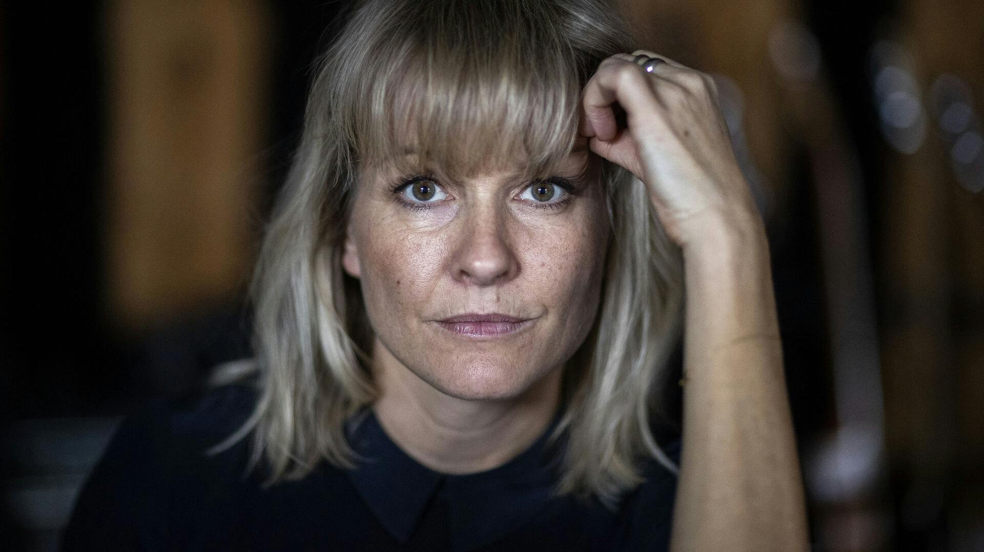 Signe Svendsen fortryder, hvordan hun reagerede dengang, Martin Brygmann pludselig vækkede hende og tog hende på brysterne. Hun er i dag 49 år gammel.