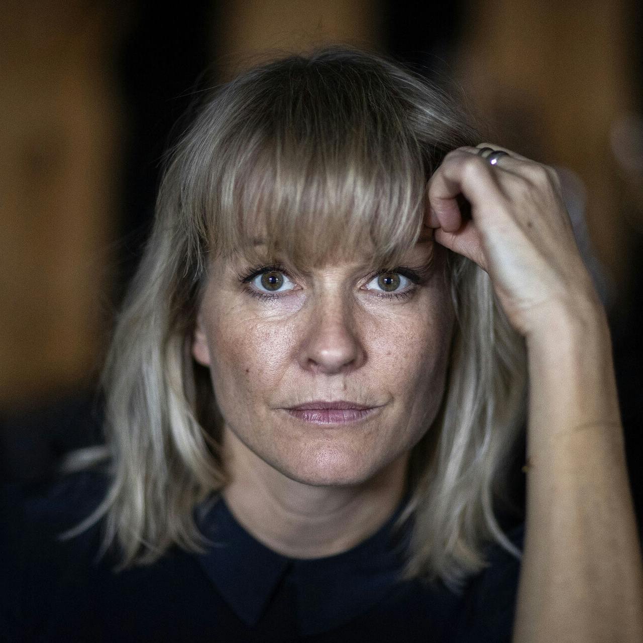 Signe Svendsen fortryder, hvordan hun reagerede dengang, Martin Brygmann pludselig vækkede hende og tog hende på brysterne. Hun er i dag 49 år gammel.