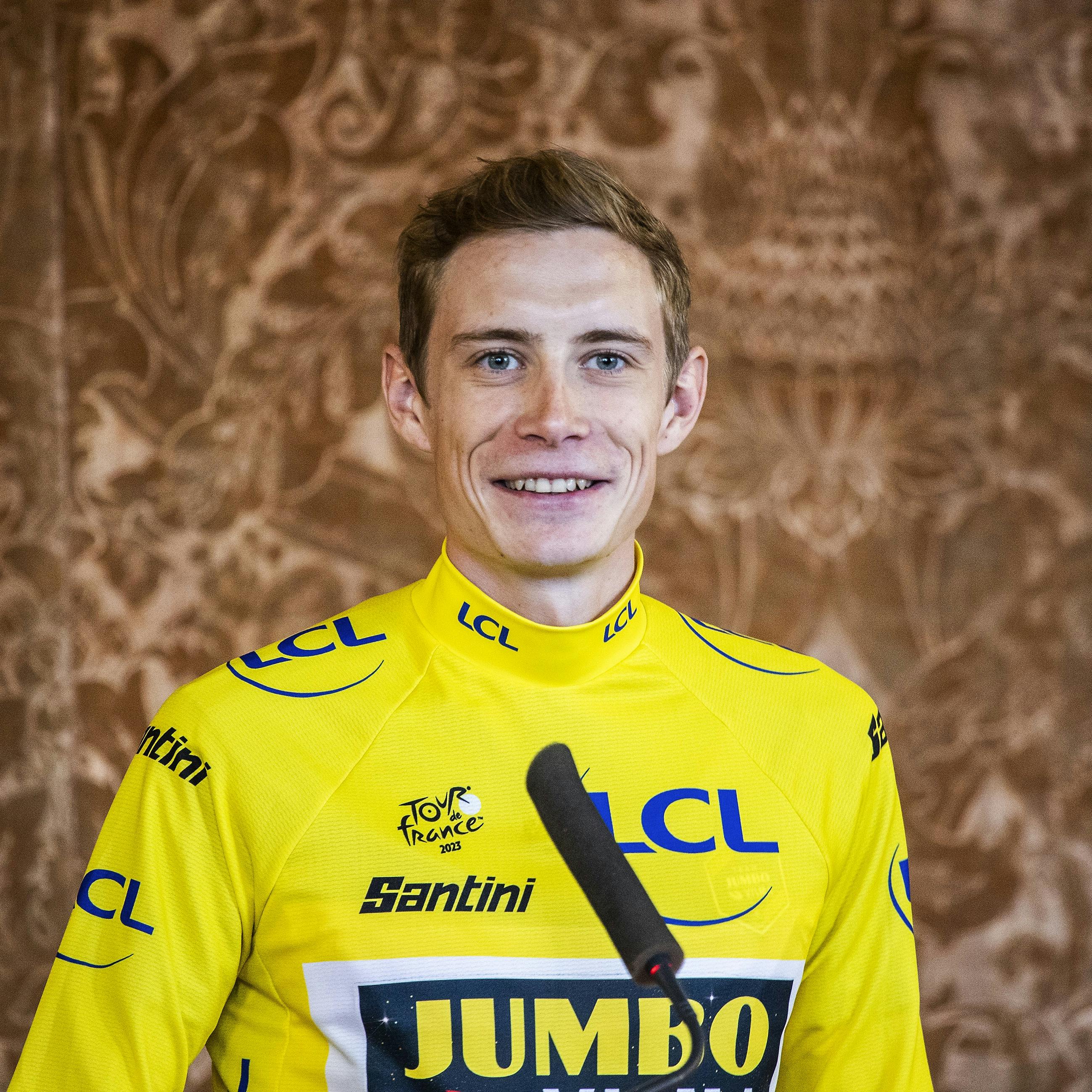Jonas Vingegaards træner Tim Heemskerk siger, at det er fifty-fifty om den danske dobbelte Tour de France-vinder bliver klar til sommerens franske cykelløb.