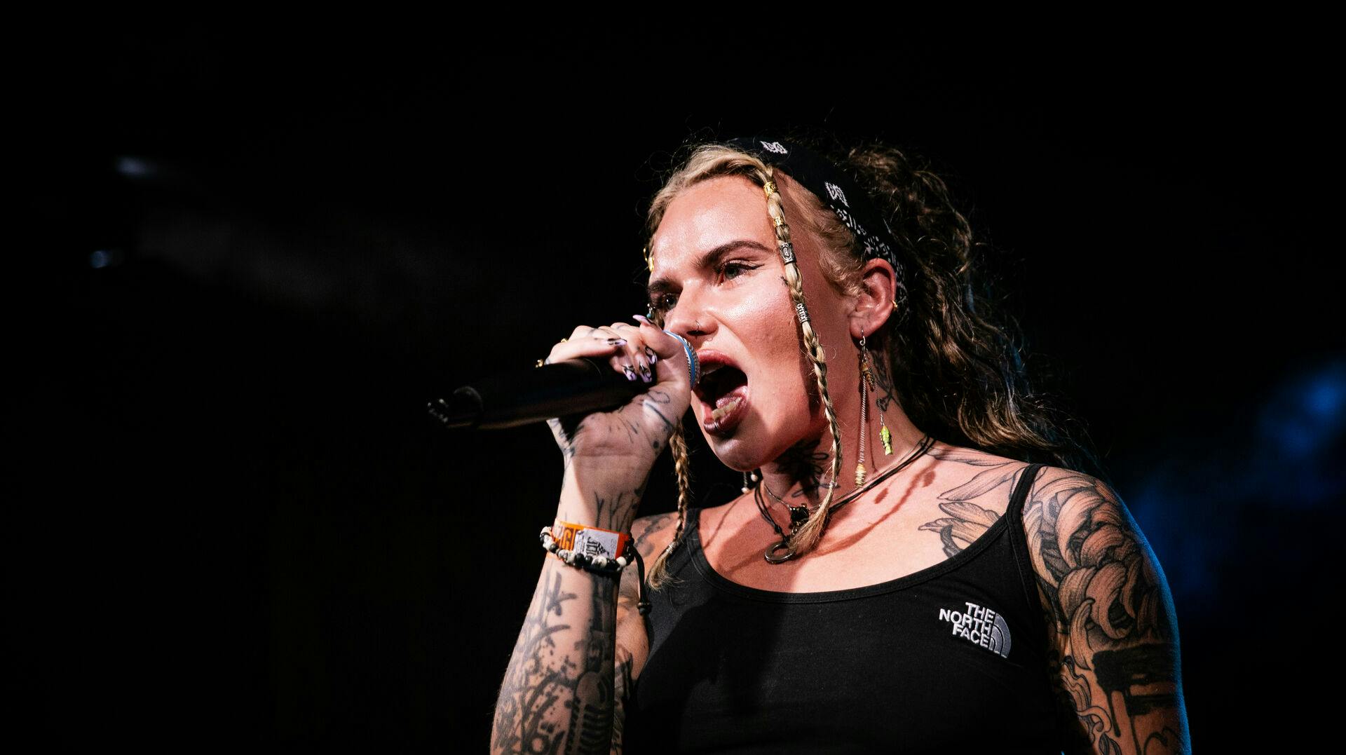 Den danske rapper og sangerinde Filuka er meget glad for, at der nu er taget hul på debatten om sexistiske og grænseoverskridende mænd i hendes branche.