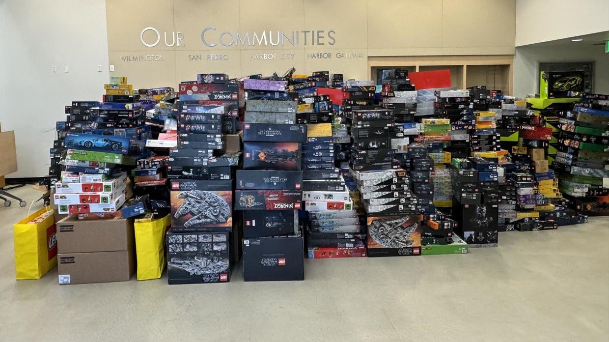 En del af den Lego, som en 71-årig mand lykkedes med at stjæle i samarbejde med en kvinde. Nu er de begge sigtet for det omfattende tyveri.