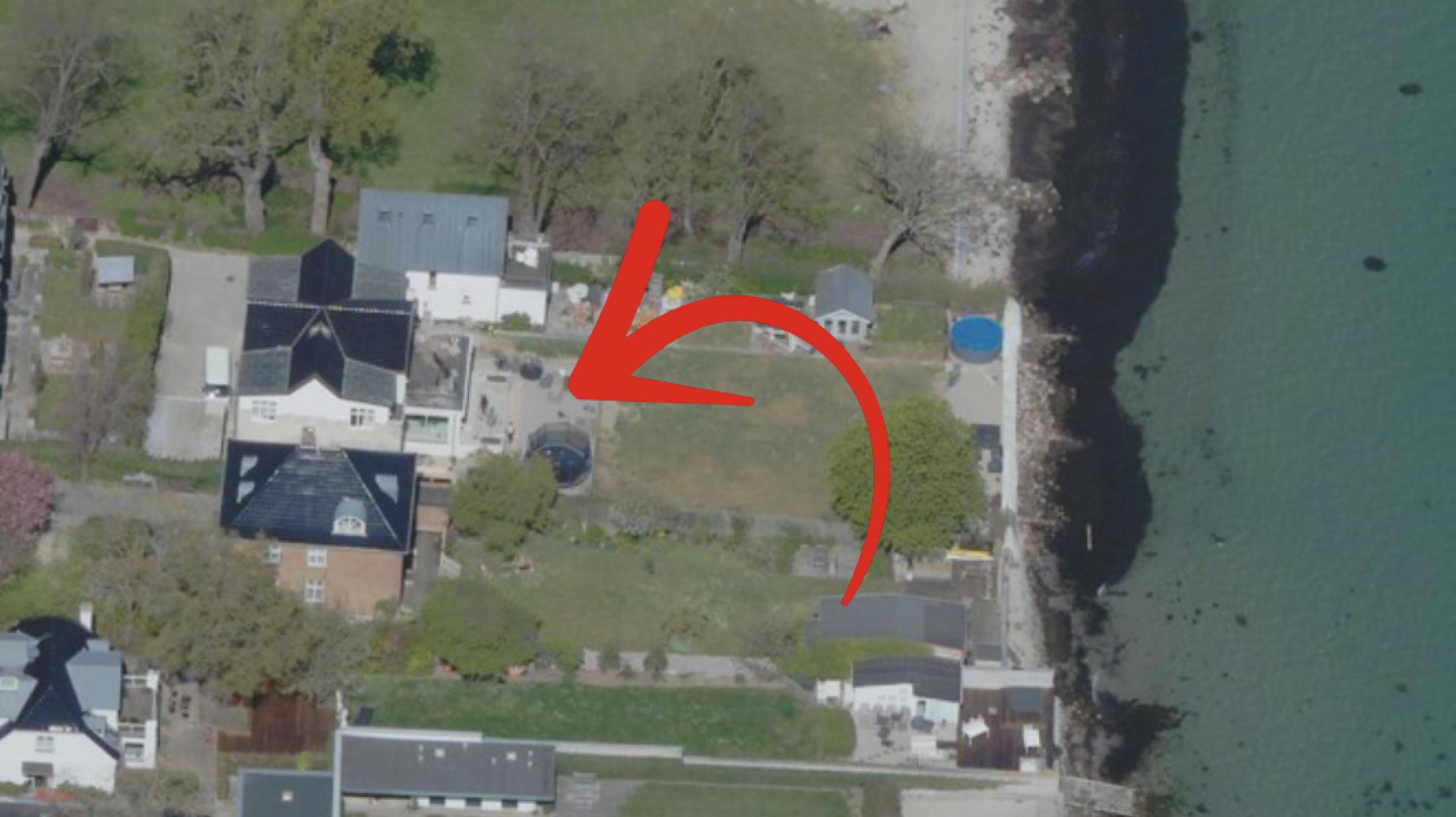 Der er flere bygninger på grunden, som man må sige ligger meget skønt ned til vandet.