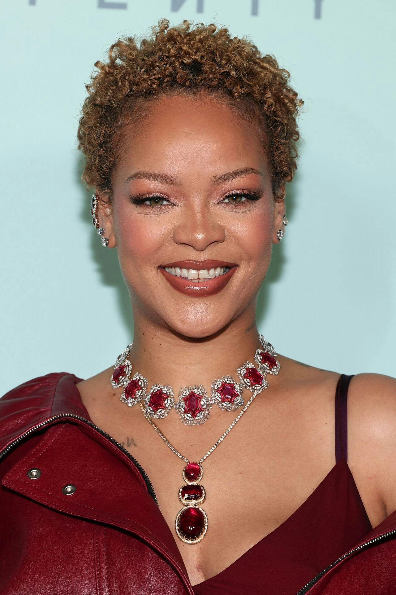 Fans fik mandag et sjældent kig på Rihannas naturlige hår.