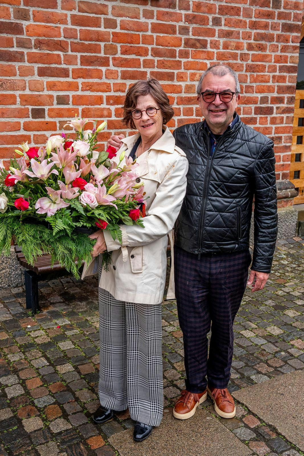 Regner mødte op til bisættelsen med sin kone, Tove Lervad Grasten.