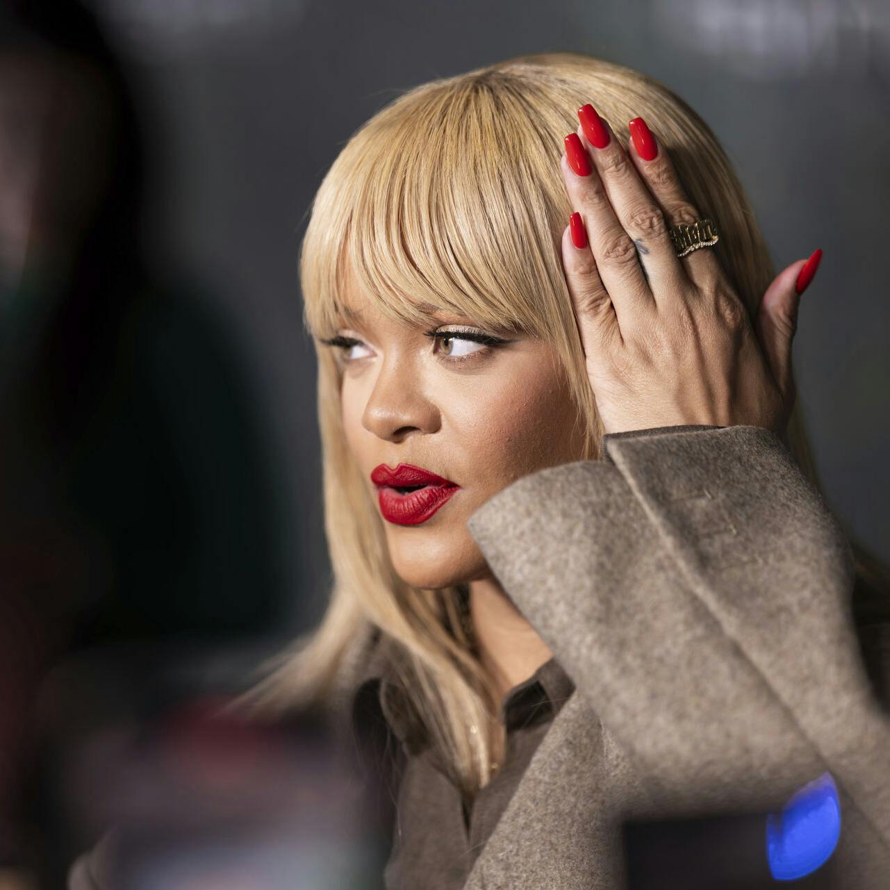 Rihanna bærer gerne parykker på den røde løber.