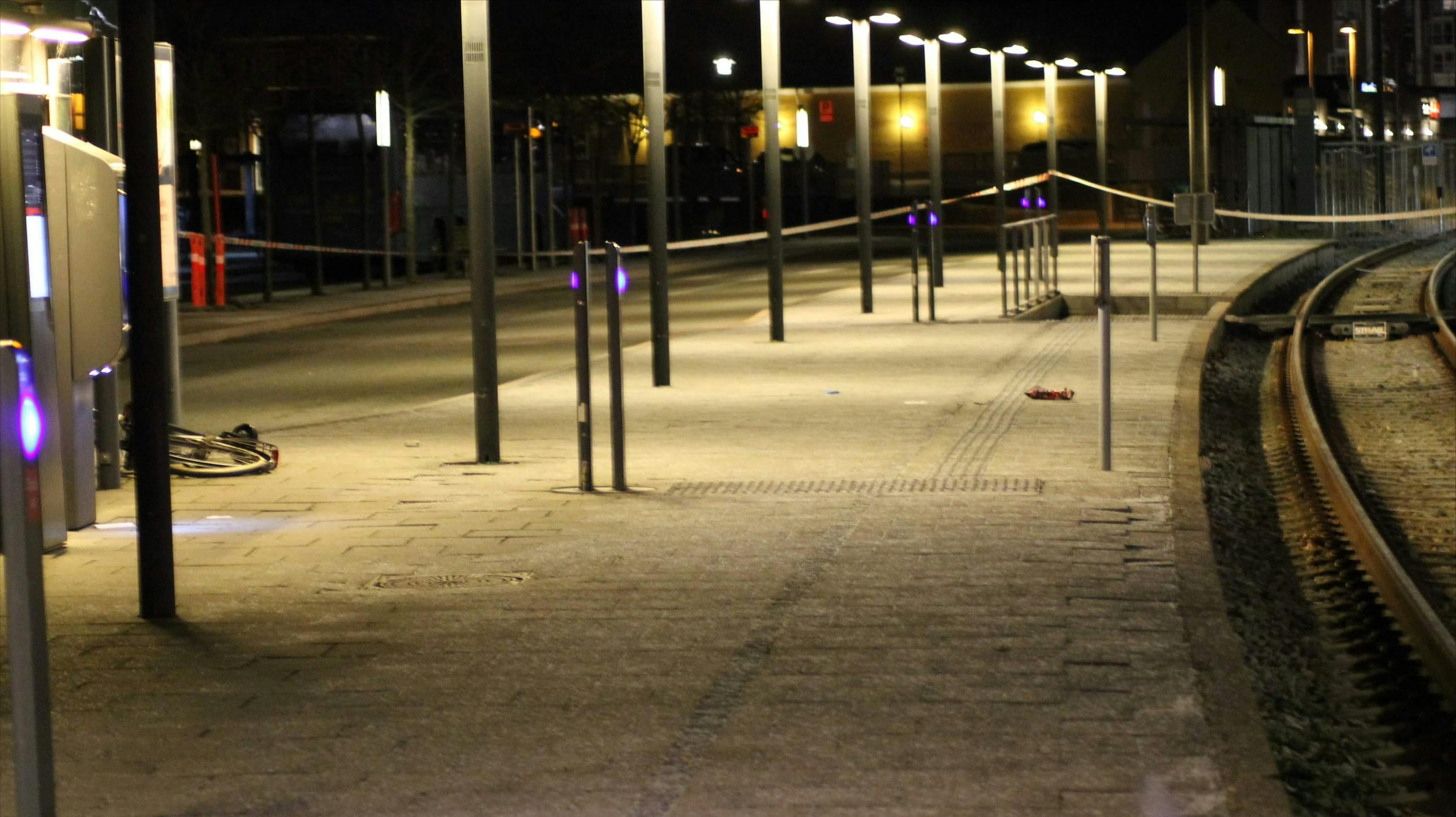 Knivstikkeriet fandt sted på Grenaa Station i slutningen af november sidste år. Nu er en 16-årig dreng blevet kendt skyldig i drabet.